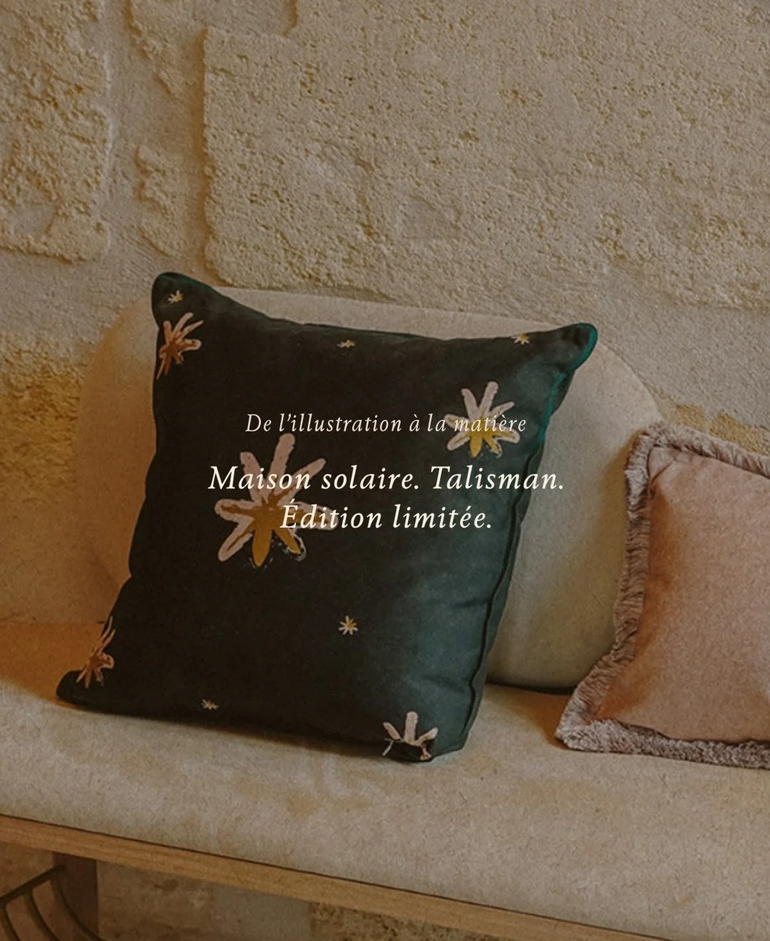 Velvet Nomade.

L&rsquo;univers illustratif 🌞
Dans mon carnet, les premiers traits esquissaient d&eacute;j&agrave; un monde solaire : le scarab&eacute;e protecteur, le soleil, la lune, l&rsquo;&eacute;toile et le palmier. 

La collaboration solaire 