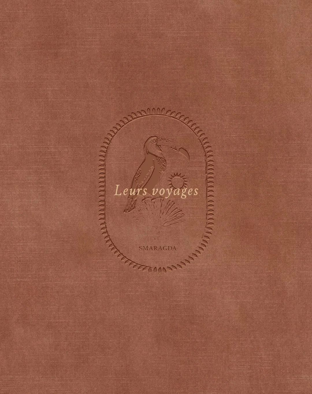 Leurs voyages | Smaragda 

Du jardin au portrait.  
🌞
 Smaragda est n&eacute;e d&rsquo;un regard, celui qui per&ccedil;oit la lumi&egrave;re avant la forme, l&rsquo;&eacute;quilibre avant la mati&egrave;re.� &Agrave; travers chaque lieu, Audrey che