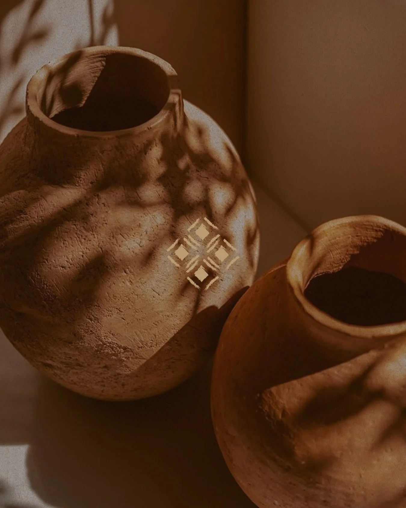 L&rsquo;univers illustratif de Maisons Clotilde prolonge l&rsquo;&acirc;me de la marque par un langage simple, sensible et instinctif. 
Chaque forme, dessin&eacute;e comme un geste na&iuml;f, &eacute;voque les objets, les v&eacute;g&eacute;taux et le