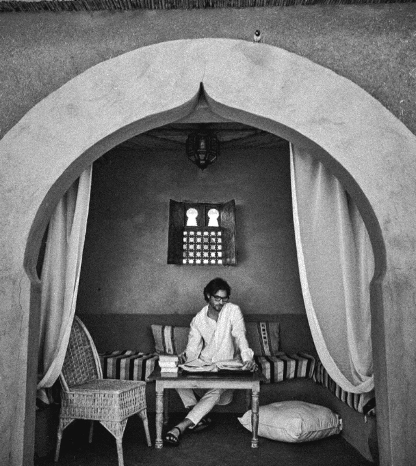 Inspiration.

On me demande souvent d&rsquo;o&ugrave; vient l&rsquo;ADN du Studio. 

Si je devais remonter &agrave; la source de mon inspiration, elle se trouverait pr&eacute;cis&eacute;ment dans cette image : Yves Saint Laurent, dans le calme absolu