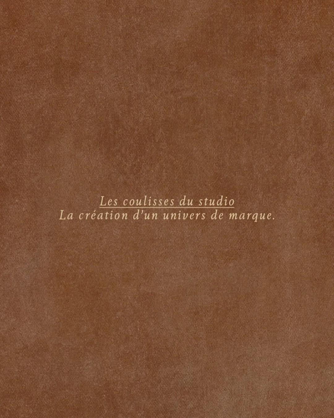 L&rsquo;offre signature du studio | 
Univers de marque.

Une identit&eacute; de marque ne se r&eacute;sume pas &agrave; un logo. Derri&egrave;re chaque univers de marque se cache un travail de recherche, d&rsquo;inspirations et de cr&eacute;ation.

D