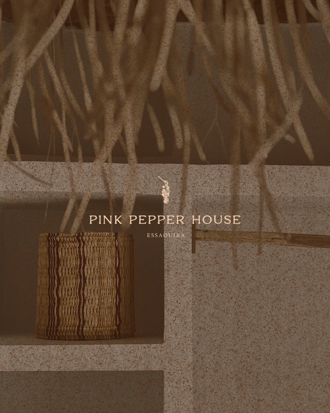 Une identité visuelle pour la Pink Pepper House, mais d'hôtes beldi à Essaouira.