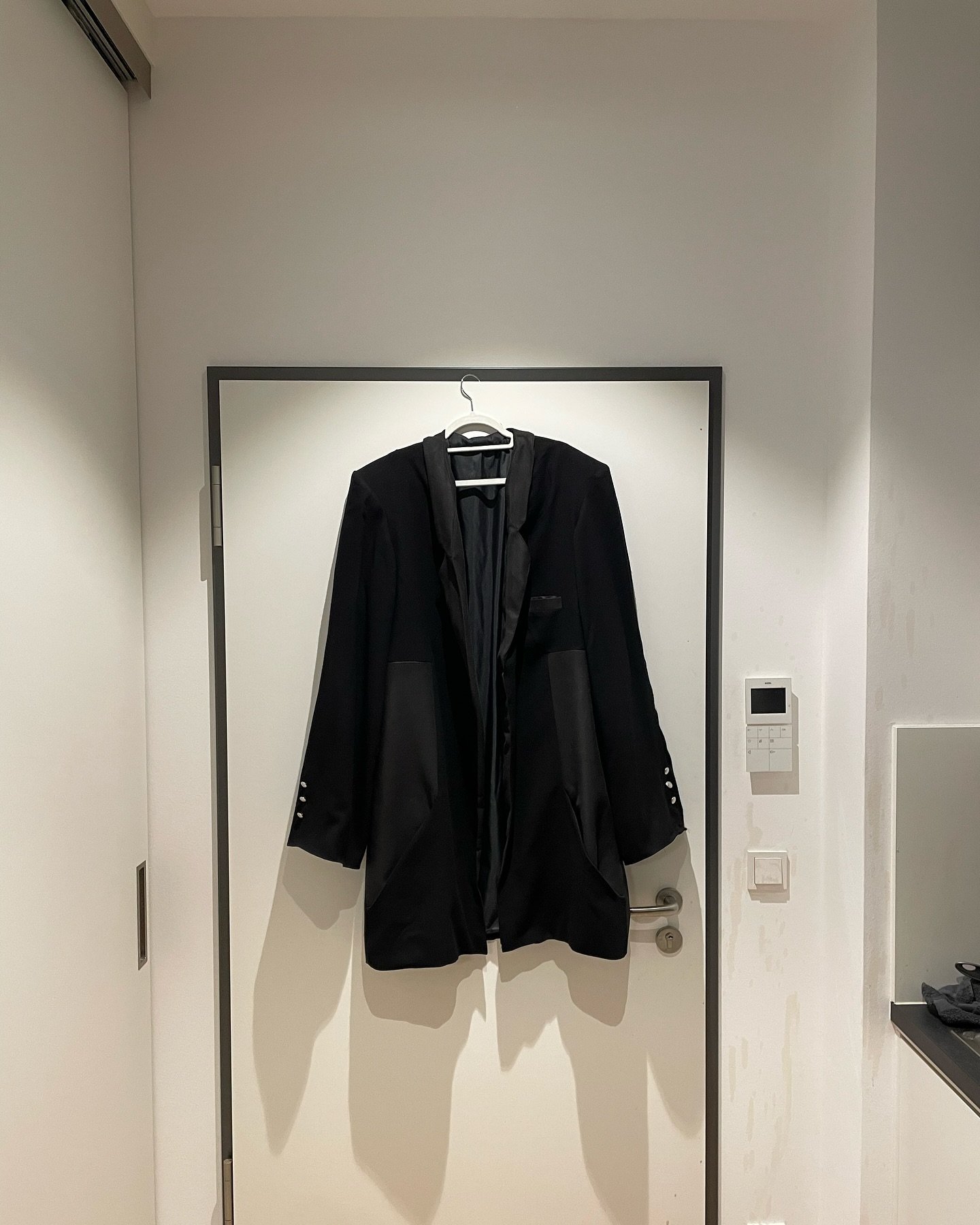 BOSS COAT [not for sale]

:details:

wide shoulders

asymmetrical lapel

fully lined

open front pockets

piping pockets

double sleeve vents, 3 metal buttons each

movement pleats across shoulder blades

italian crepe wool
100% wv

faux leather
100%