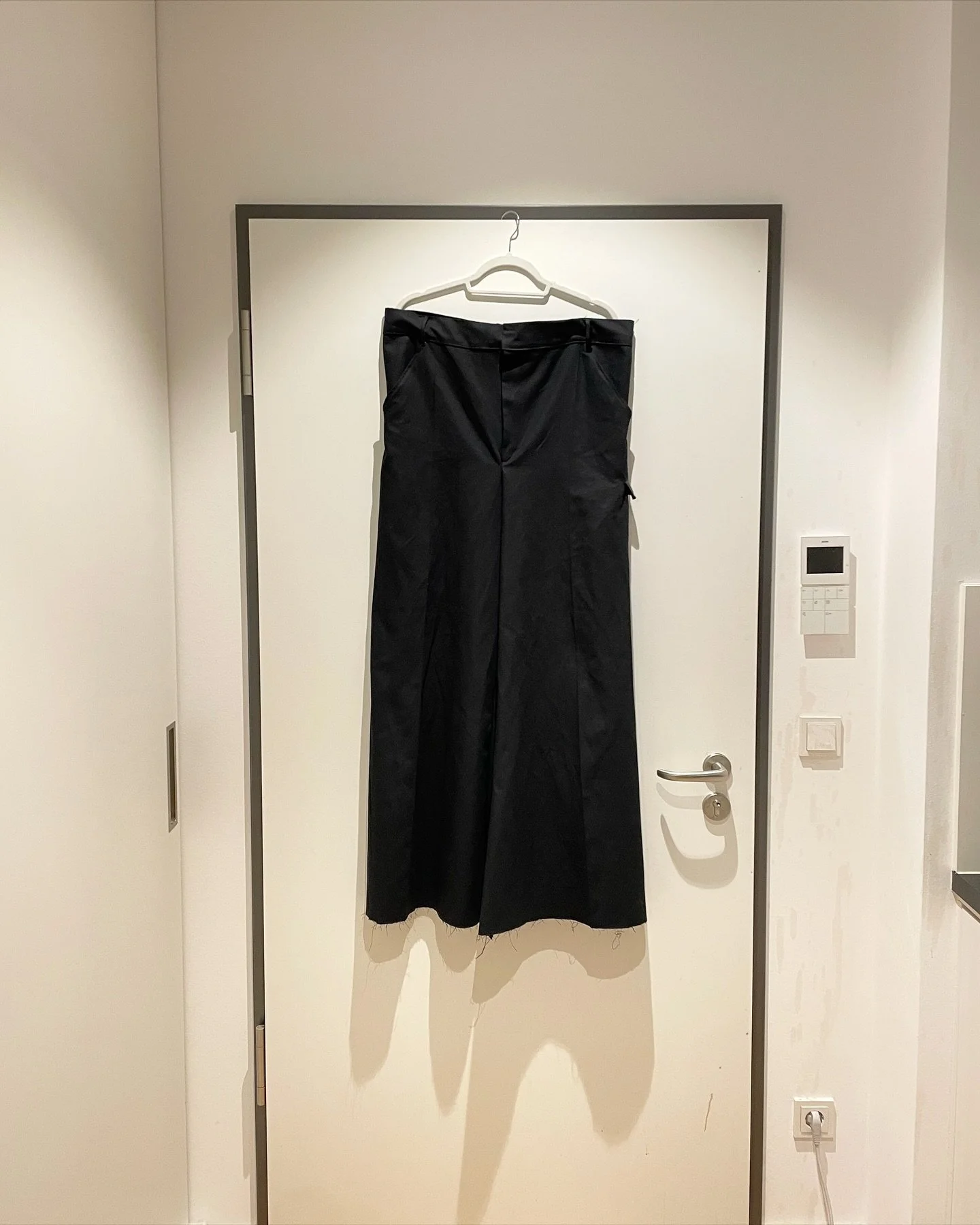 XXL SUIT PANTS [not for sale]

:details:

extremely oversized fit

magnetic button

additional side pocket w/ faux leather flap

black metal zipper

frayed finishing 

smooth, soft wool
100% vw

lining
100% co

faux leather
100% pes