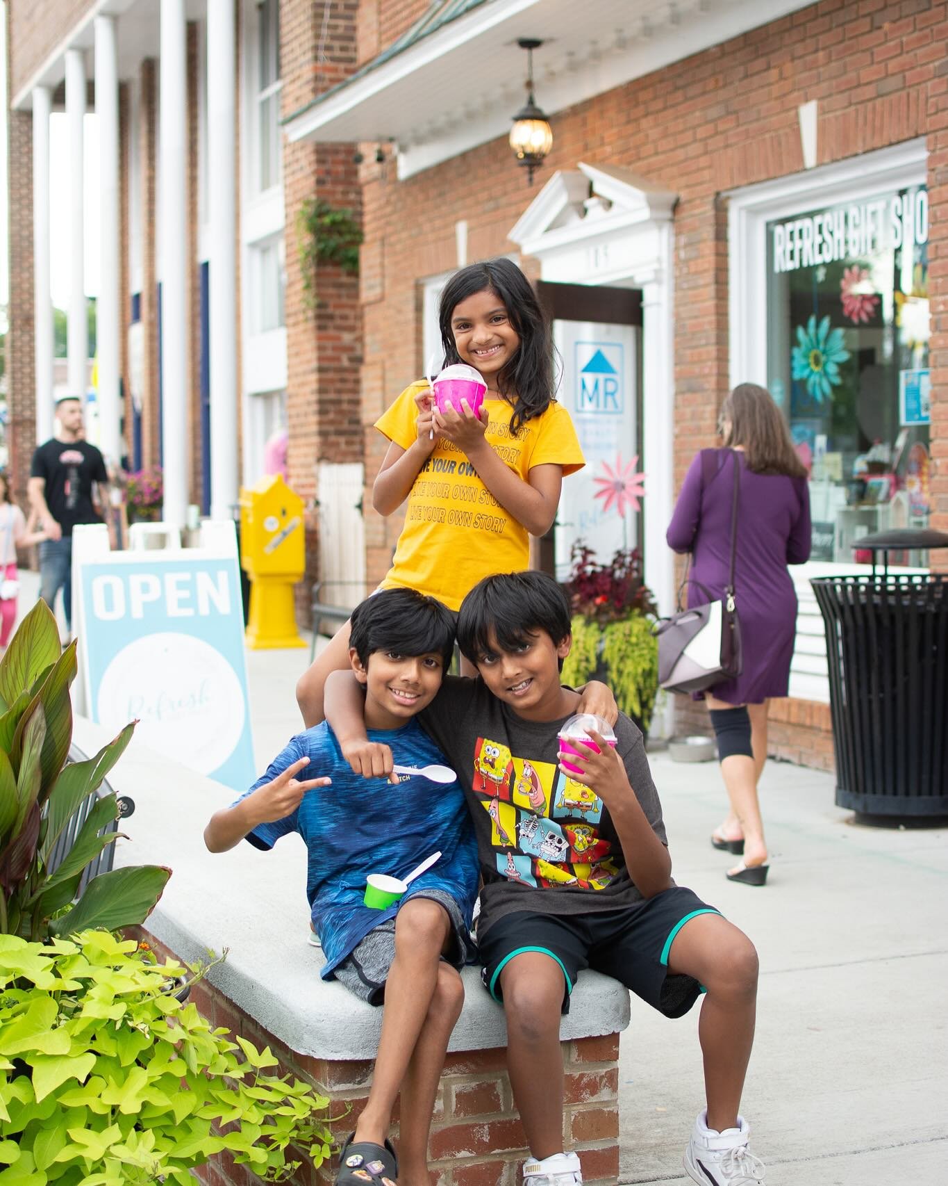 Create lasting memories with us in Downtown Waxhaw this weekend! 🫶

This Saturday, May 10, get ready to connect with neighbors, support local businesses + celebrate the colorful sights, sounds, and flavors of spring.

🎨 The team at @parksandrecwaxh