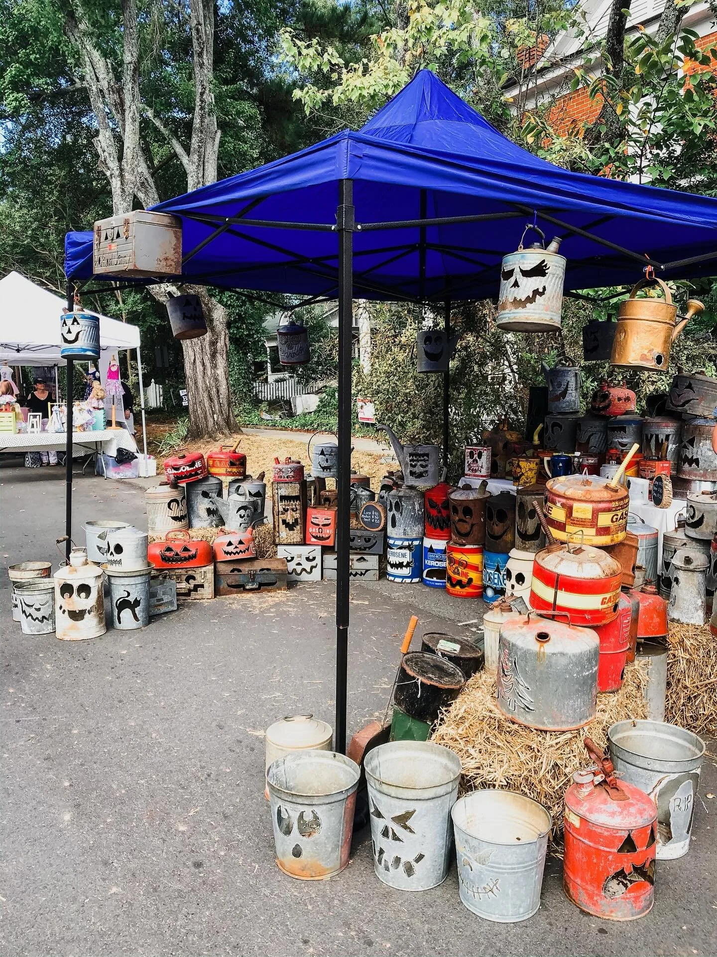 Autumn Treasures is tomorrow! 🍁
Fall magic fills Downtown Waxhaw this Saturday, Oct. 11 from 10 a.m – 6 p.m. with 100+ vendors, BBQ, music, and feel-good fun for all ages!
There’s nothing quite like event days downtown — neighbor