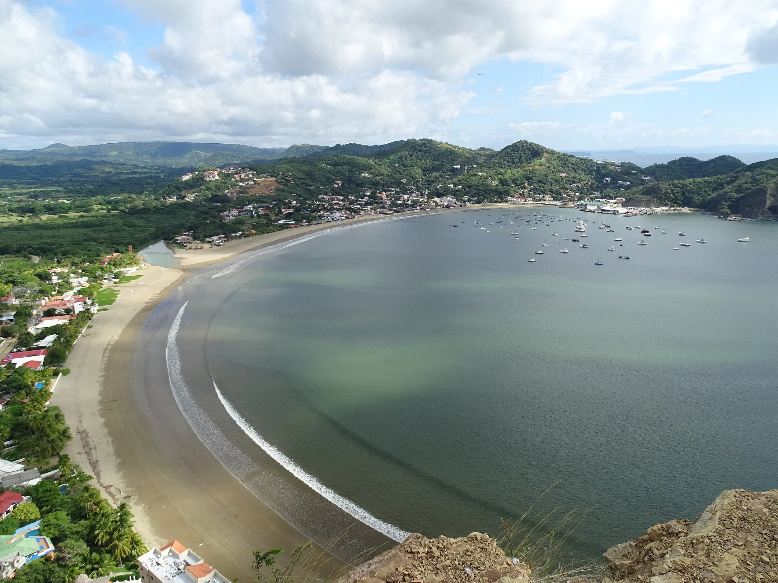 2560px-View_over_Town_-_San_Juan_del_Sur_-_Nicaragua_-_02_(31706591842).jpg