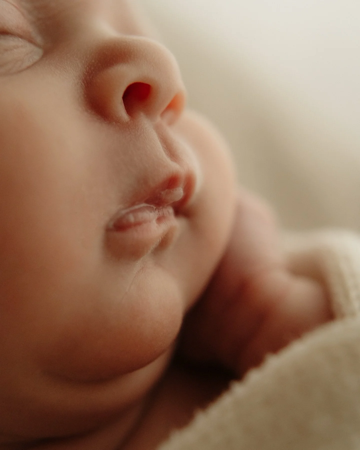 Pouty milky lips, tiny toes &amp; big yawns ✨

Baby Elsie was an absolute dream, she pretty much slept the entire session! 

#dorsetnewbornphotographer #poolenewbornphotographer #dorsetmums #newbornphotography