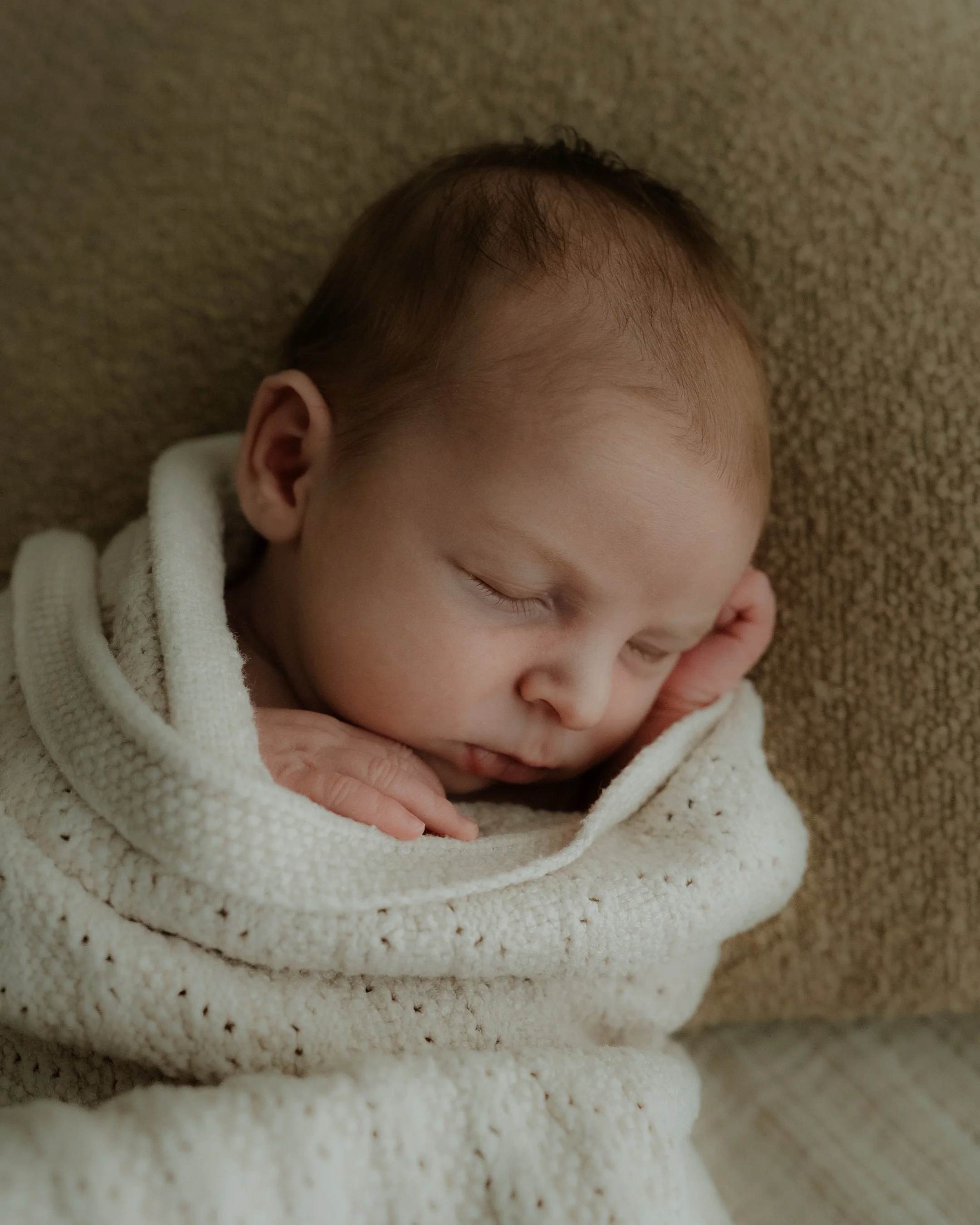 This little squish casually dozed off on the bean bag and slept the entire shoot. What a little angel ✨

So in love with these frames 🫶🏻

Hope you&rsquo;ve all had the most wonderful weekend xx 

#dorsetnewbornphotographer #poolenewbornphotographer
