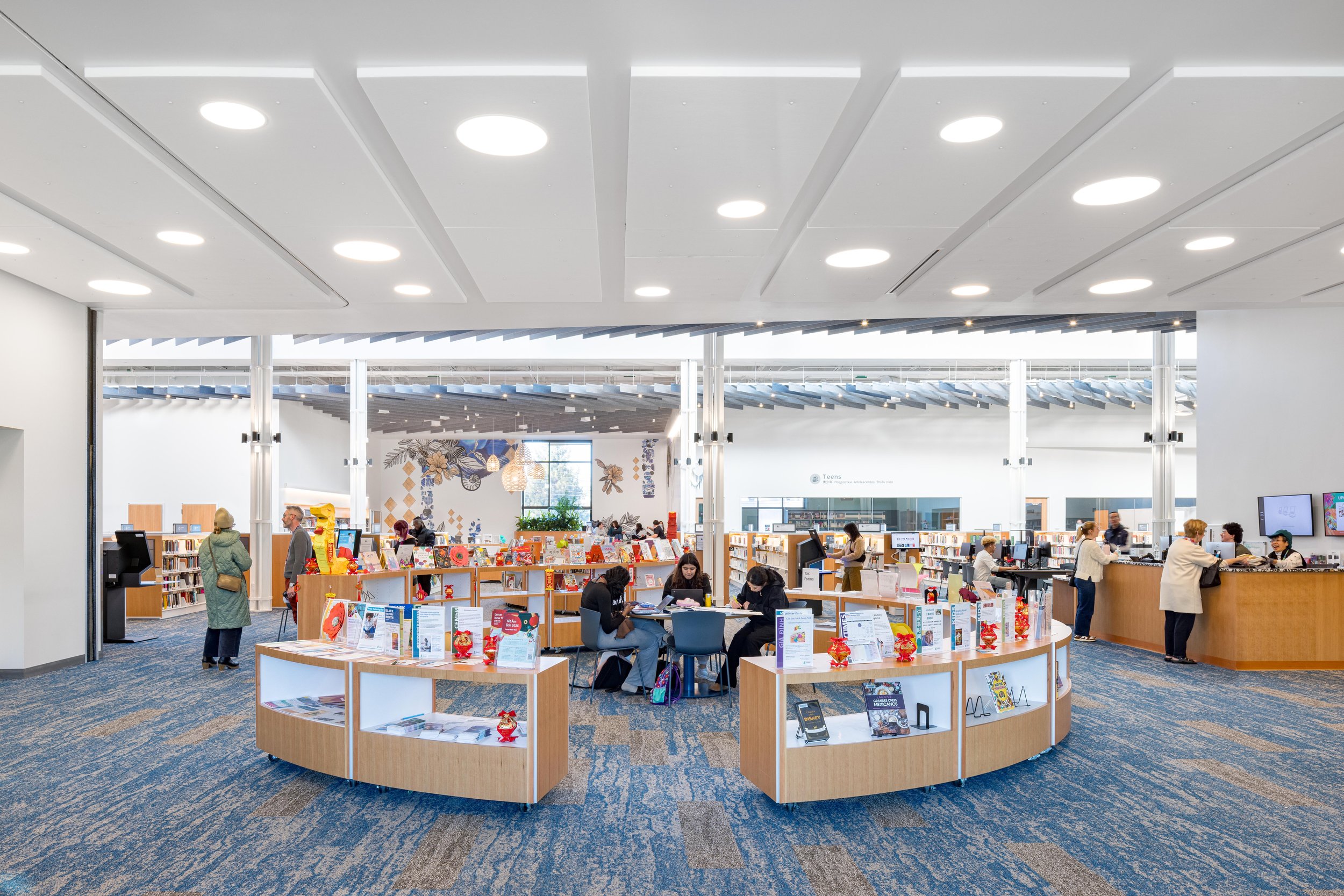 The new entry experience enables patrons to choose their own experience, interacting with the help desk or navigating through the collections in a curving, riparian-inspired flow.