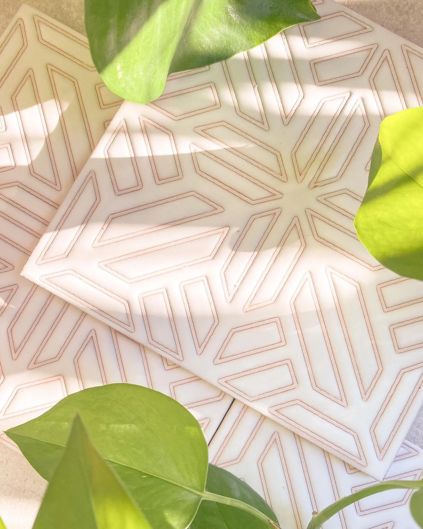 *SNEAK PEEK* Some of our @fireclaytile handpainted accent tiles arrived and I am enamored. 😍
.
.
.
.
.
.
.
#fireclay #fireclaytile #tile #tiles #tileinspiration #handpainted #handpaintedtiles #moroccantiles #zellige #moroccanbathroom #tadelakt #bath