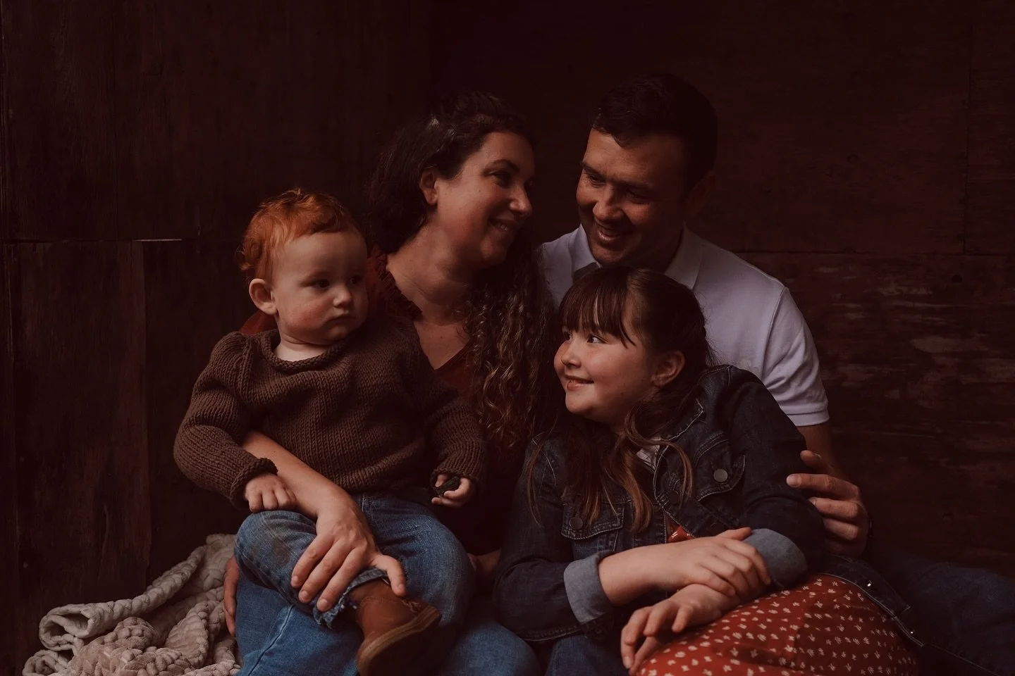 The rain is coming but these cold colorful days are perfect for cosy cuddles with those you love most. If you&rsquo;re still looking to snag some shots of your crew this season. Give me a shout.