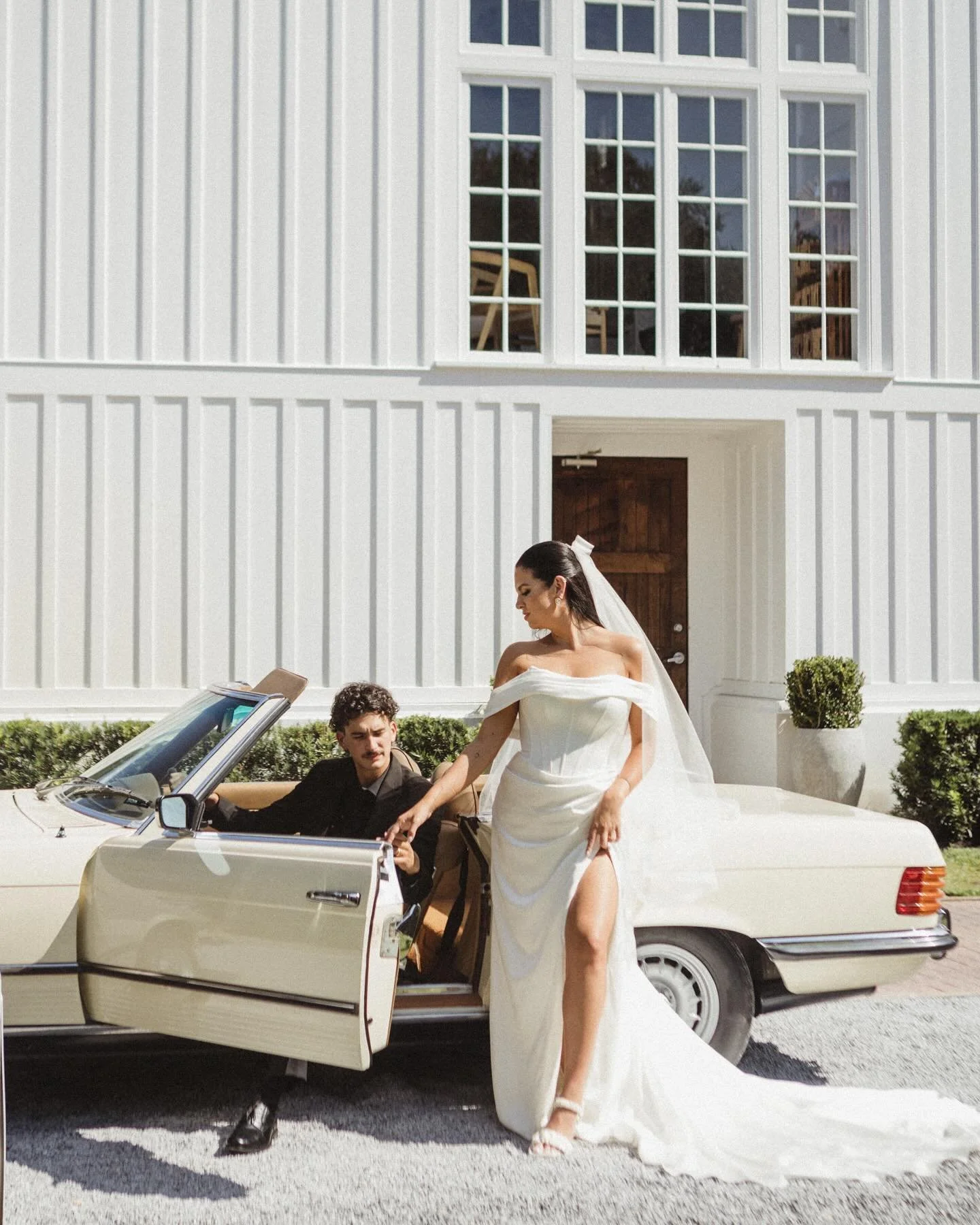 Seaside Bridals🤍✨

Concept: @brdphotos_ 
Model: @kdunning11 
Dress: @margaretellenbridal
Venue: @weddingsatthechapel 
Makeup &amp; Hair: @pinklabelhmu @hmbyalexisruby
Car: @drivethecoast

#birminghamphotographer #birminghamphotography #bhamphotograp