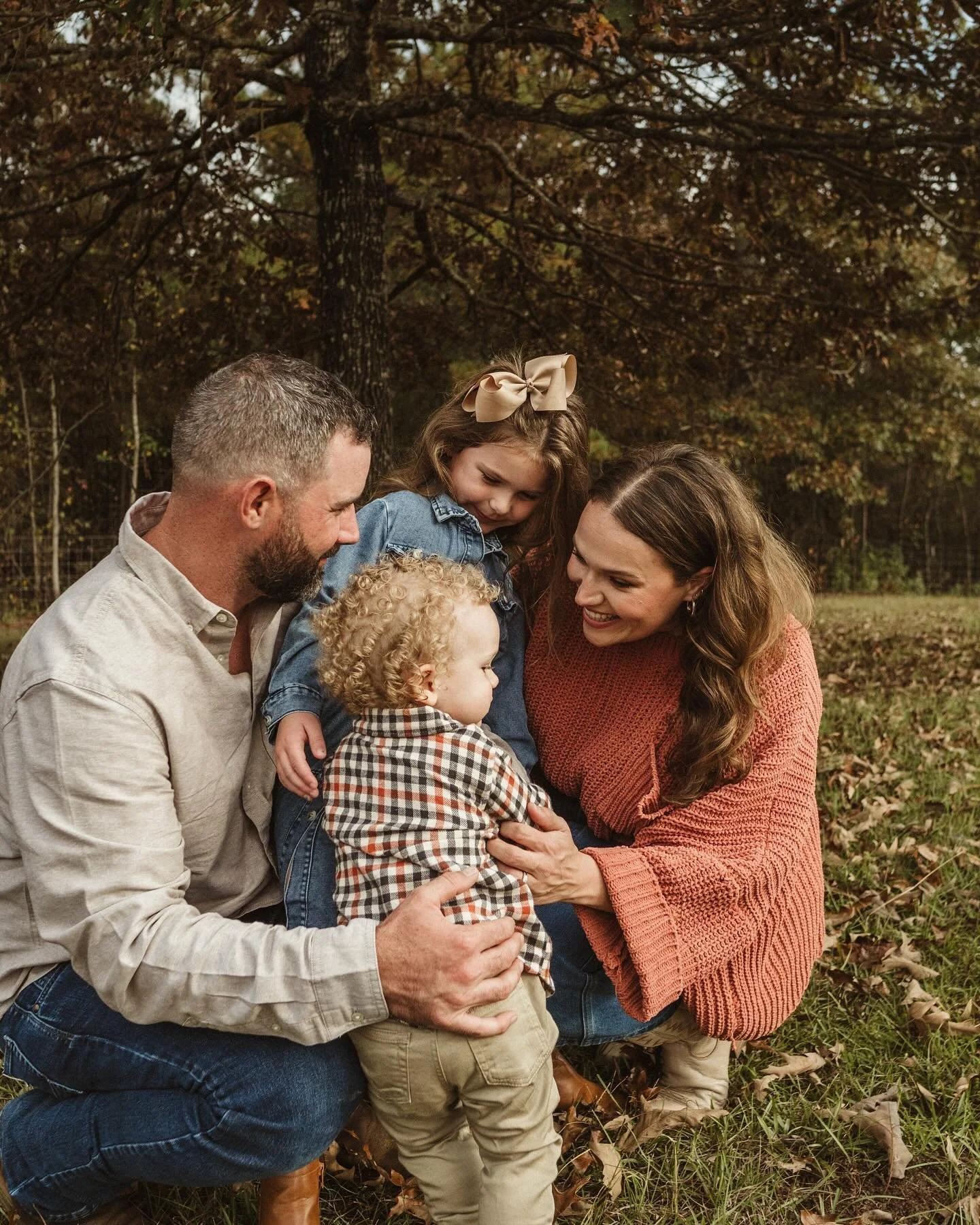 Something so special about family photos on their own land🥹🍂