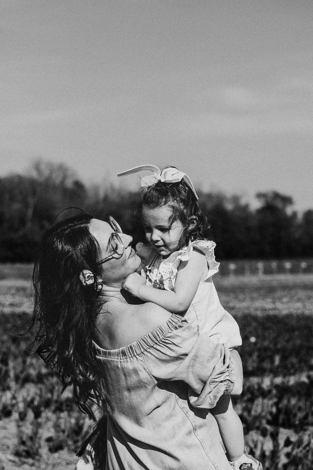 Mom and daughter hugging at the Laval's tulip field