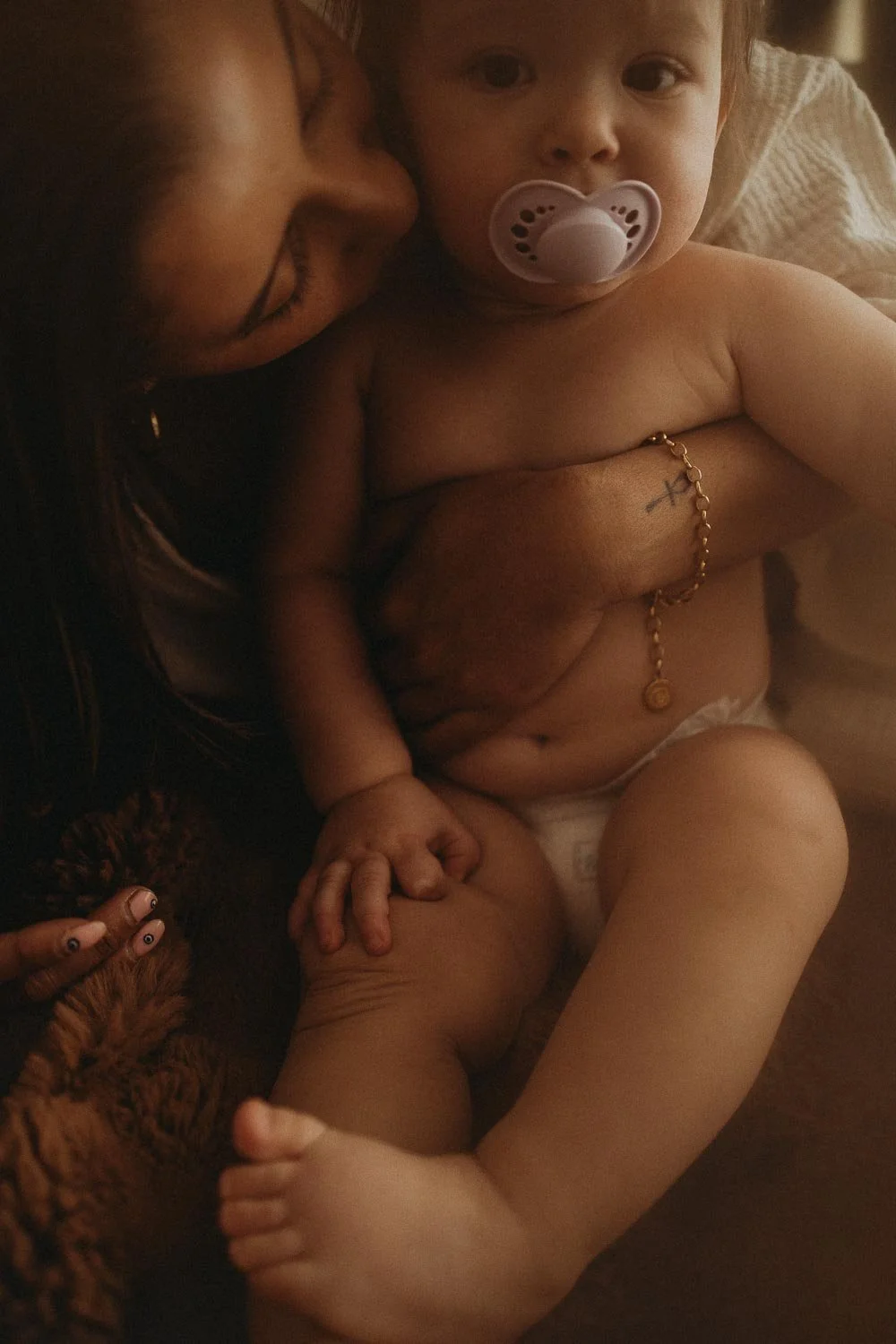 Mom embracing her newborn baby while taking a bath during an in-home Motherhood photo session, Saint Constant, Quebec