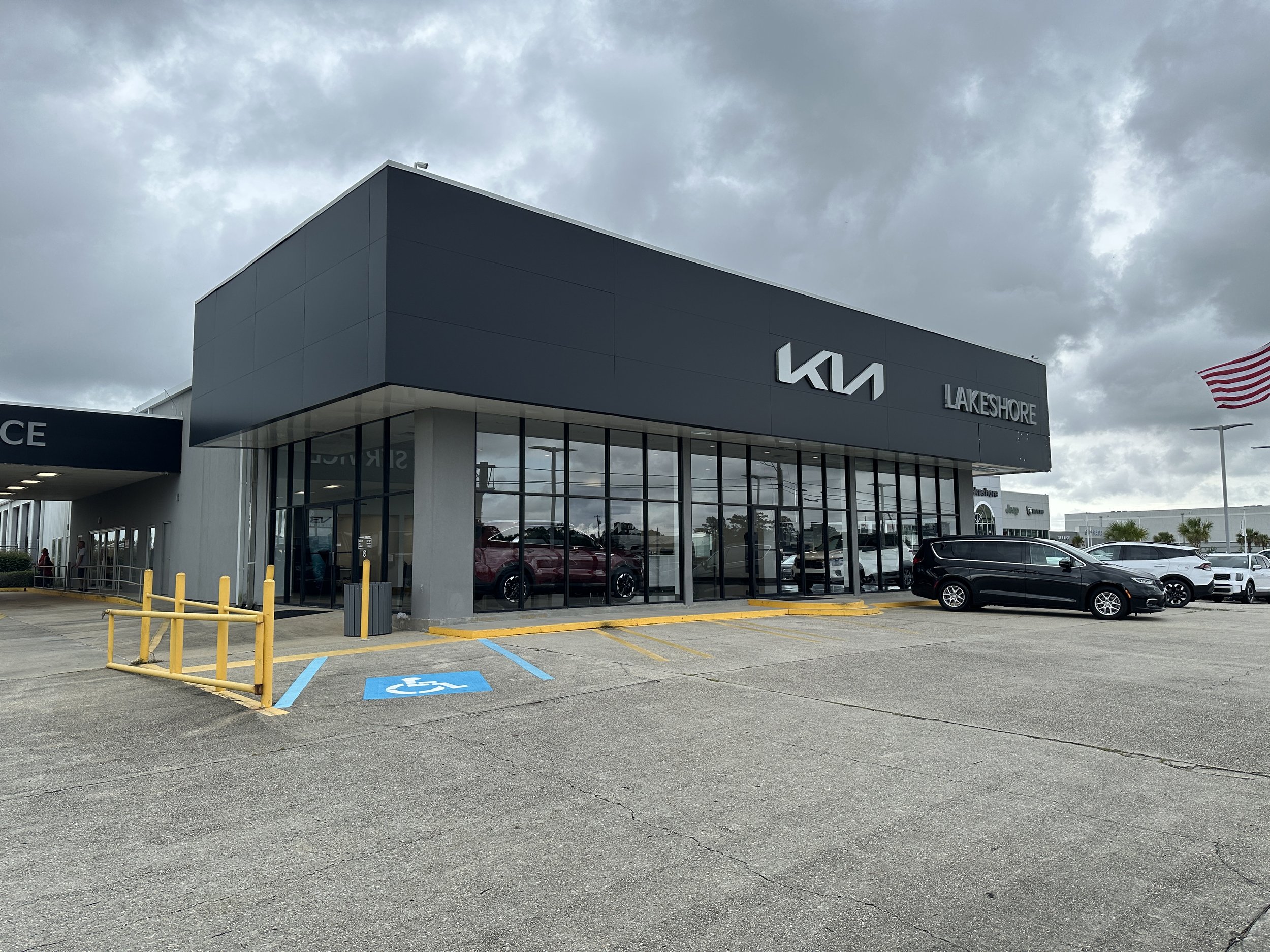 Lakeshore Kia Front.JPG