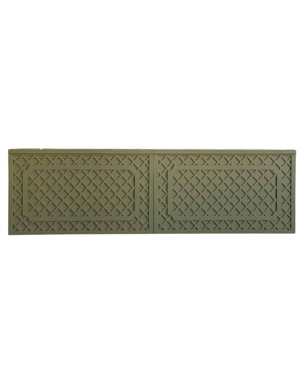 A green lattice bar available for wedding and event rentals in Savannah, GA.