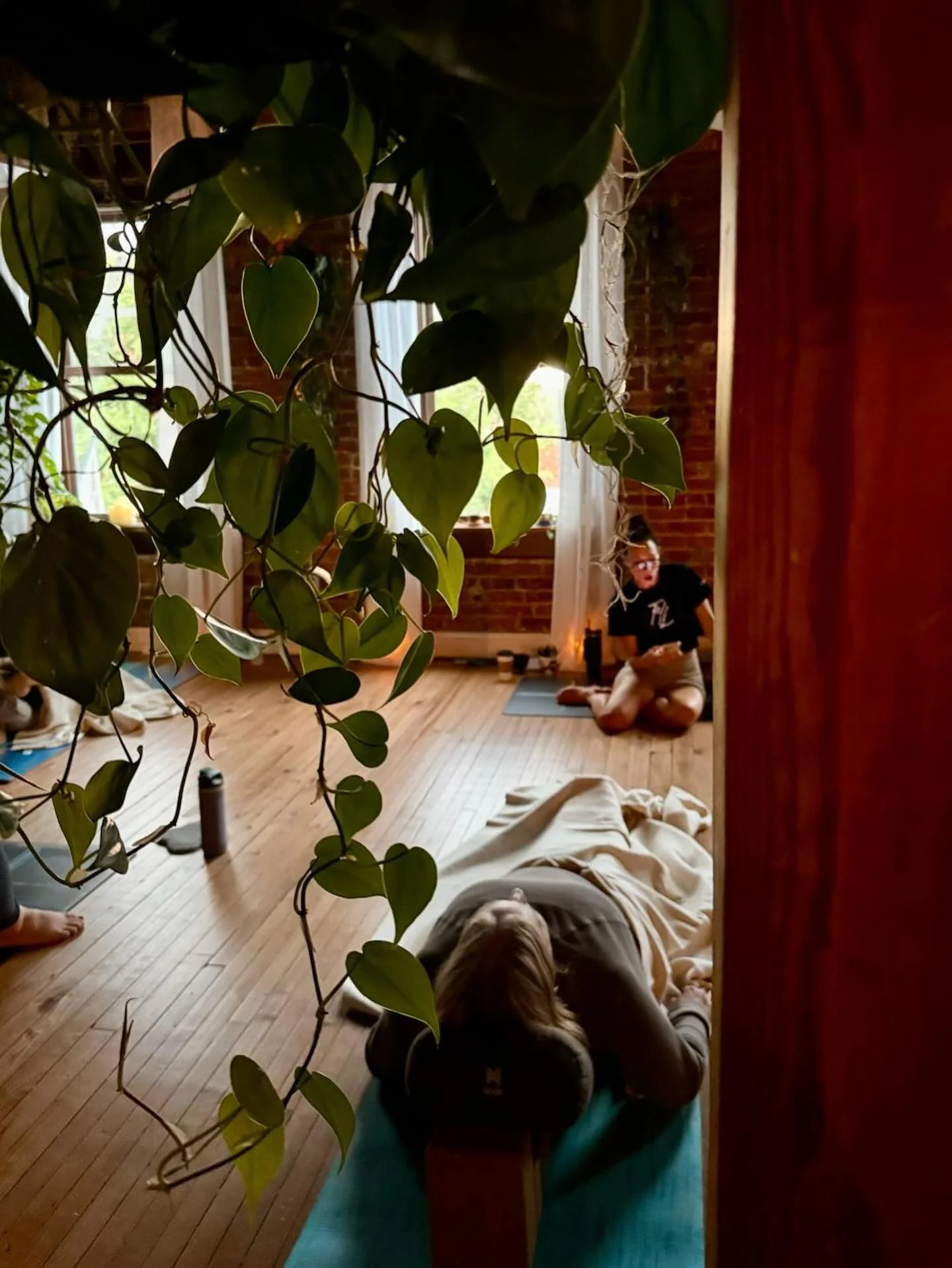 โจ Big Week at the Loft โจ
We’ve got so many beautiful ways to connect, reset, and celebrate together:
๐ 1-Year Anniversary Community Celebration
This Friday during Friday Night on White ๐ถ
We’re opening up the Loft for one of the last F