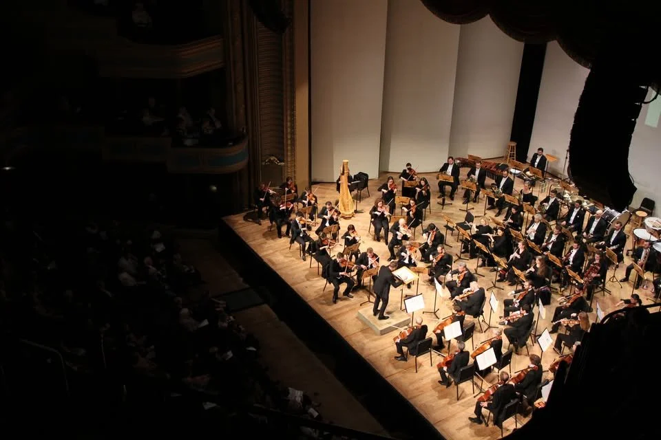 Photo of Matthew Kraemer conducting orchestra