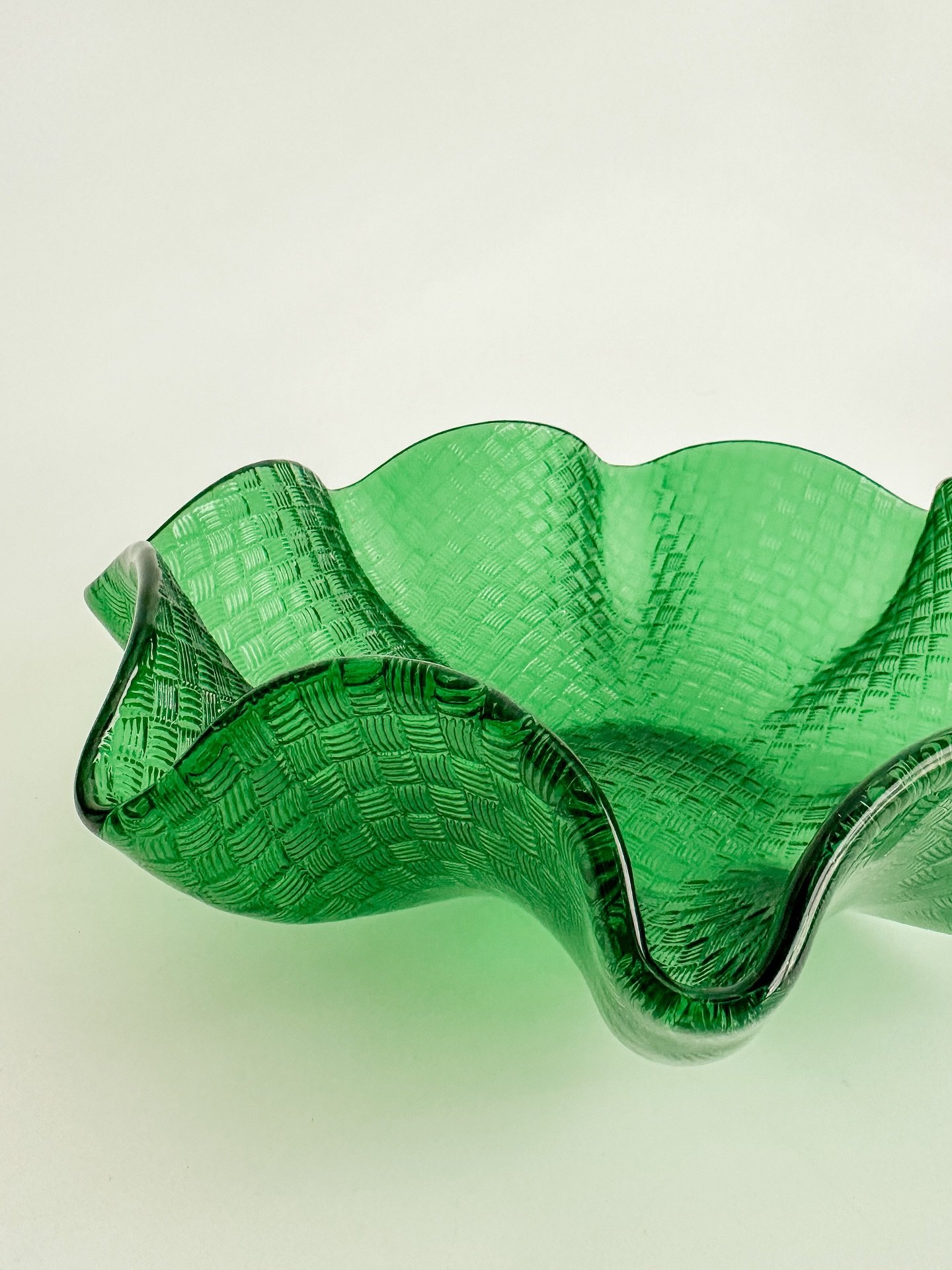 A perfectly green Italian glass ruffle bowl with amazing basketweave texture 💚

#italiandecor #greenglass #homedecorideas #homedecorinspo #homedecorating #artglass