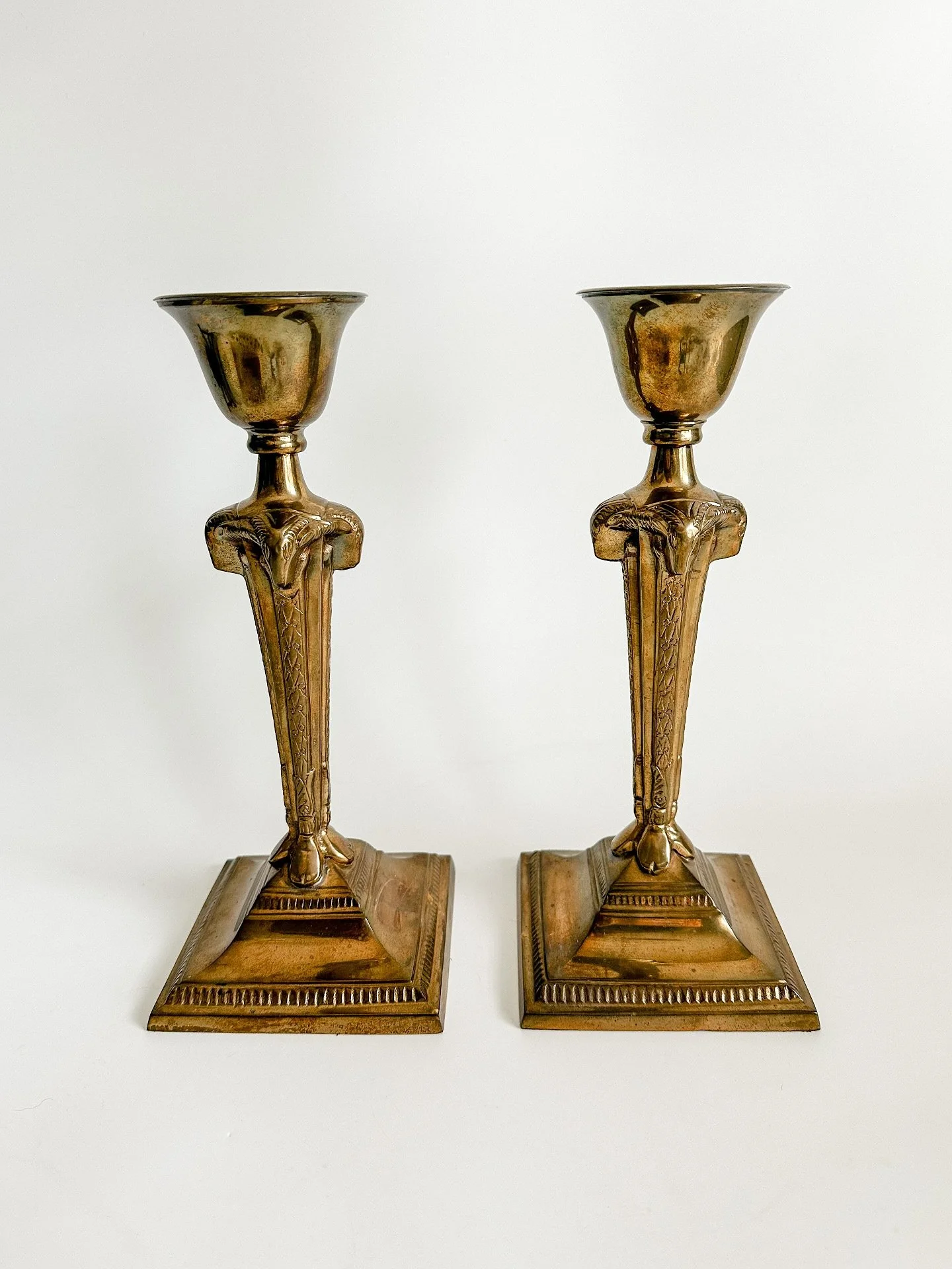 This pair of ram’s head brass candleholders would make such a statement on a dining table, sideboard or console table ✨
Link in bio to shop 💙
#brassdecor #candleholders #midmod #midcenturymodern #homedecorideas