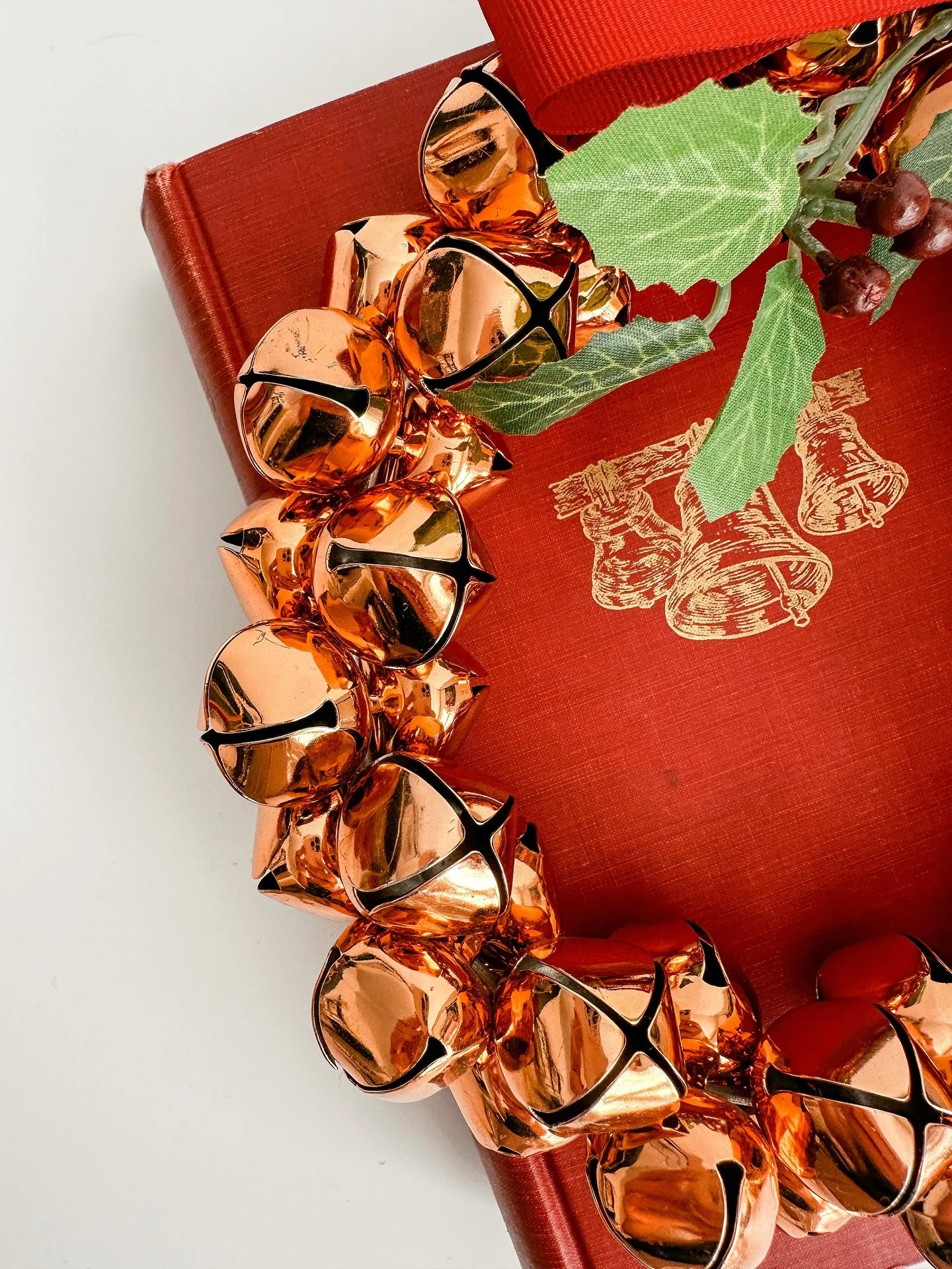 AVAILABLE / Copper jingle bell wreath // $22 plus 📦 

Lovely copper bells with a red bow and faux holly topper. Gentle wear on some of the bells. Would look amazing in a rustic kitchen. Measures 11 inches.

Comment or DM to claim 💙

#kitchendecor #