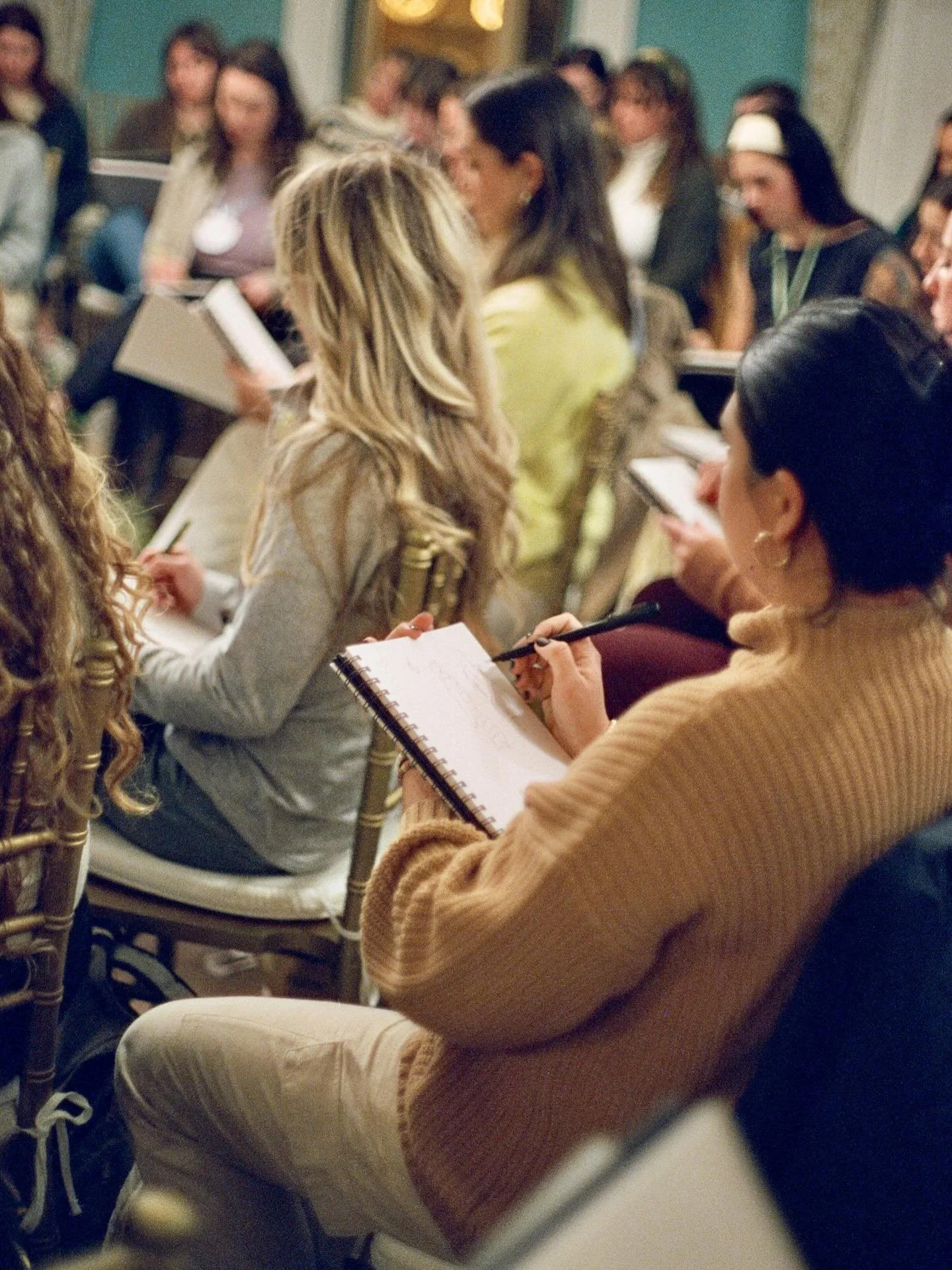 Eeeeekkk!! We are just a FEW weeks away until LAYOVER: Savannah! We can&rsquo;t wait to see all of you and learn from the best @jessillustrator ✨

Let us know what you&rsquo;re most excited for LAYOVER: Savannah 👇🏽

Photo: @harveybizarre