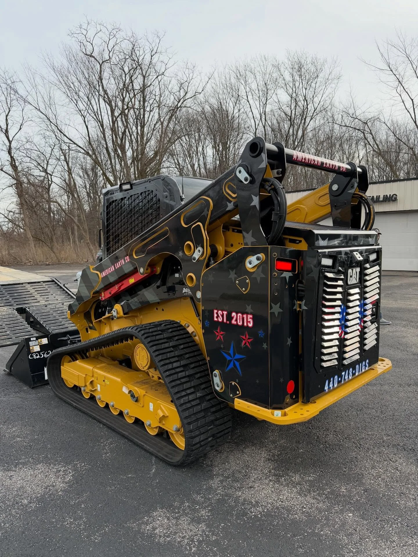 New CAT Skid Steer for @american_earth_companies in for a @dirtygraphixinc wrap protected with a full body PPF. Window tint all the way around!