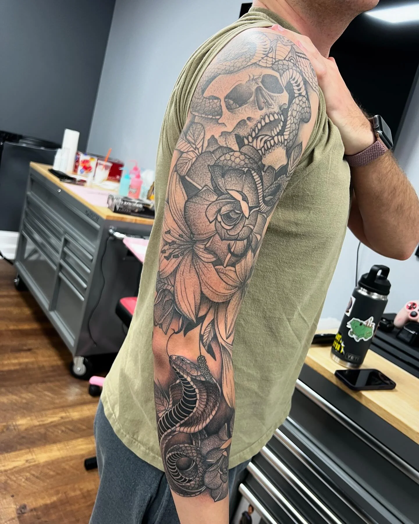 Idk how I never posted a full picture and video of this sleeve but this was from about a year ago on my buddy 

#alldreamshavedesign #3rdsunink #dmvtattooartist #dmvtattooshop #tattoooftheday #eternalink #masttattoo #dragonhawktattoos #masttourpro #c