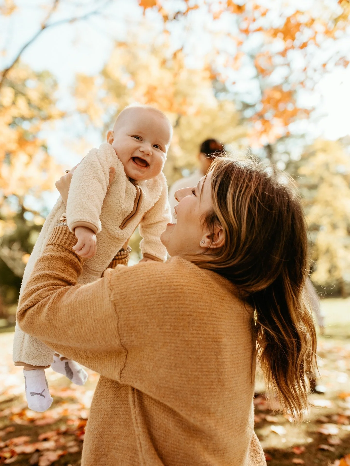 🍂 Mama, 
Whether you&rsquo;ve booked photos this fall or are just trying to pause and soak it in &mdash; 𝘺𝘰𝘶&rsquo;𝘳𝘦 𝘥𝘰𝘪𝘯𝘨 𝘦𝘯𝘰𝘶𝘨𝘩. 🤍

This season has stretched me in ways I didn&rsquo;t expect &mdash; the kind of things that force 