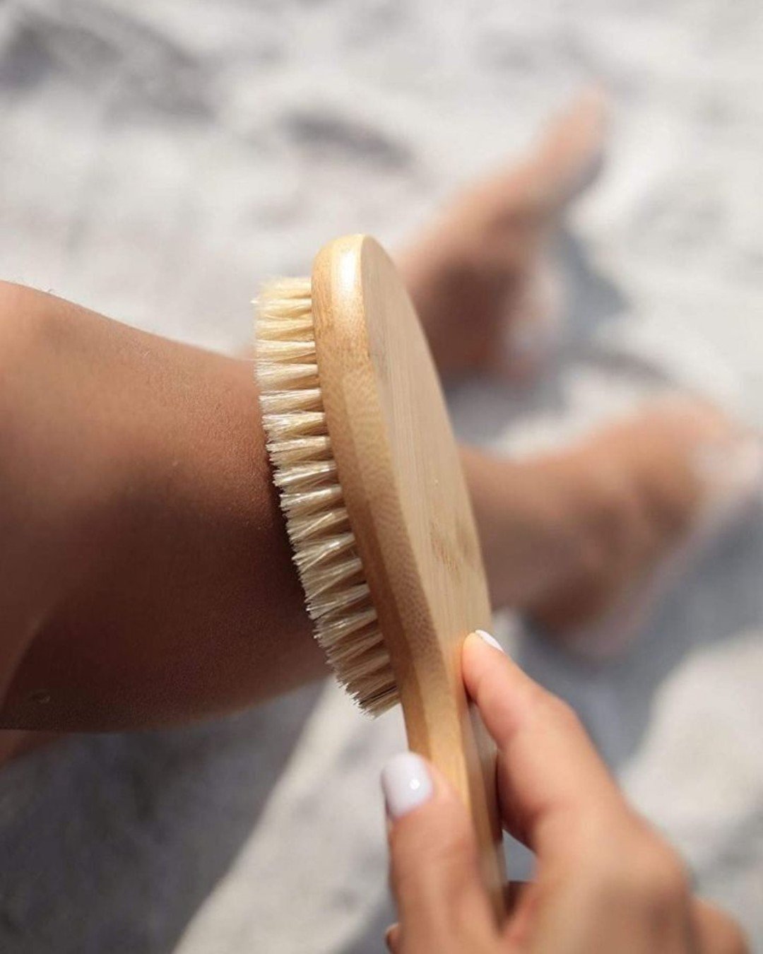 Did you know dry body brushing can support lymphatic flow and improve skin clarity? ✨

This simple practice helps stimulate surface circulation, remove dead skin cells and encourage the movement of lymph through the body. 

It is particularly helpful