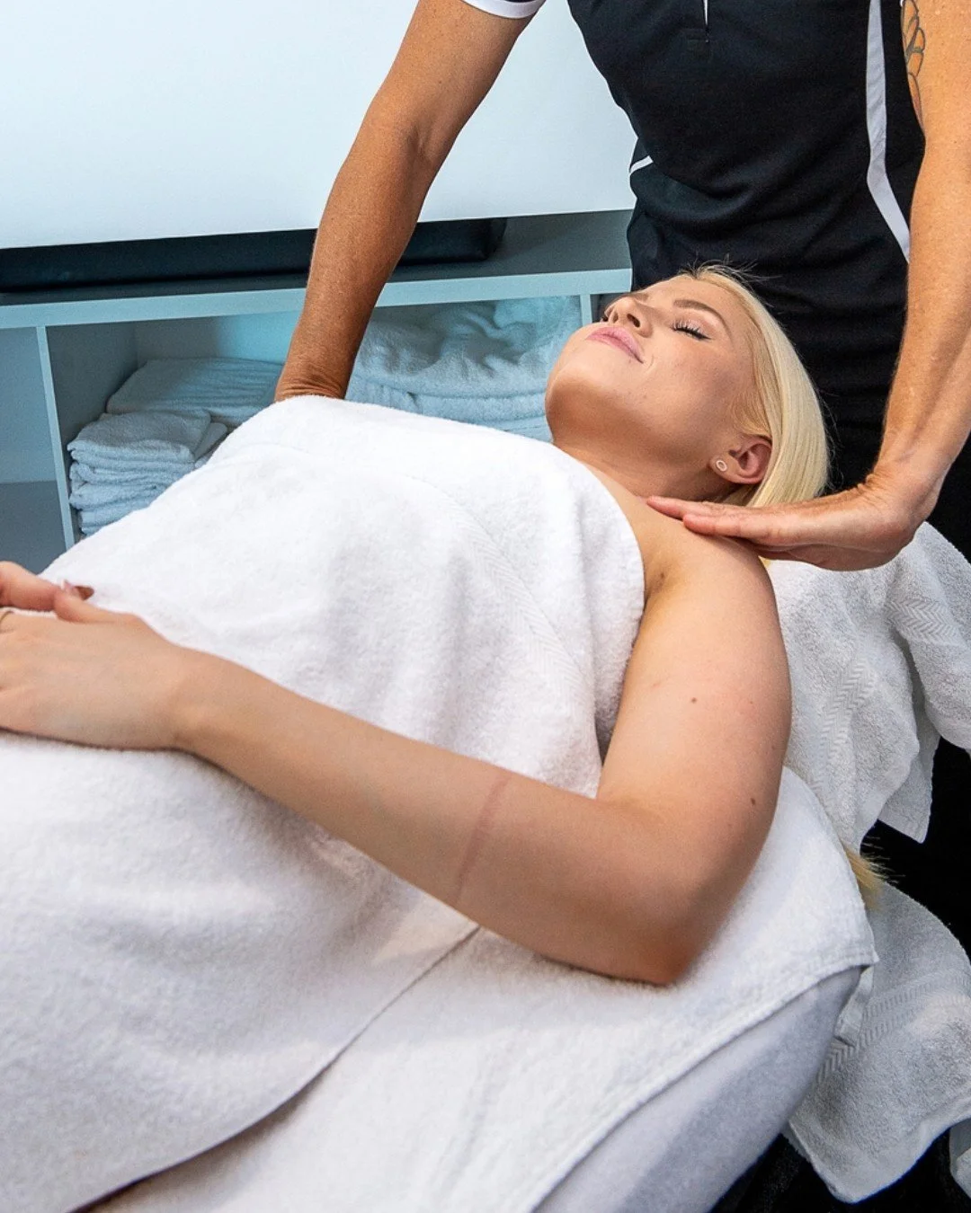 Stress does not just live in the mind, it shows up in the body.

When stress is high, breathing becomes shallow, muscles tighten and lymphatic flow can slow. Over time, this can contribute to swelling, tension and fatigue. Massage supports relaxation