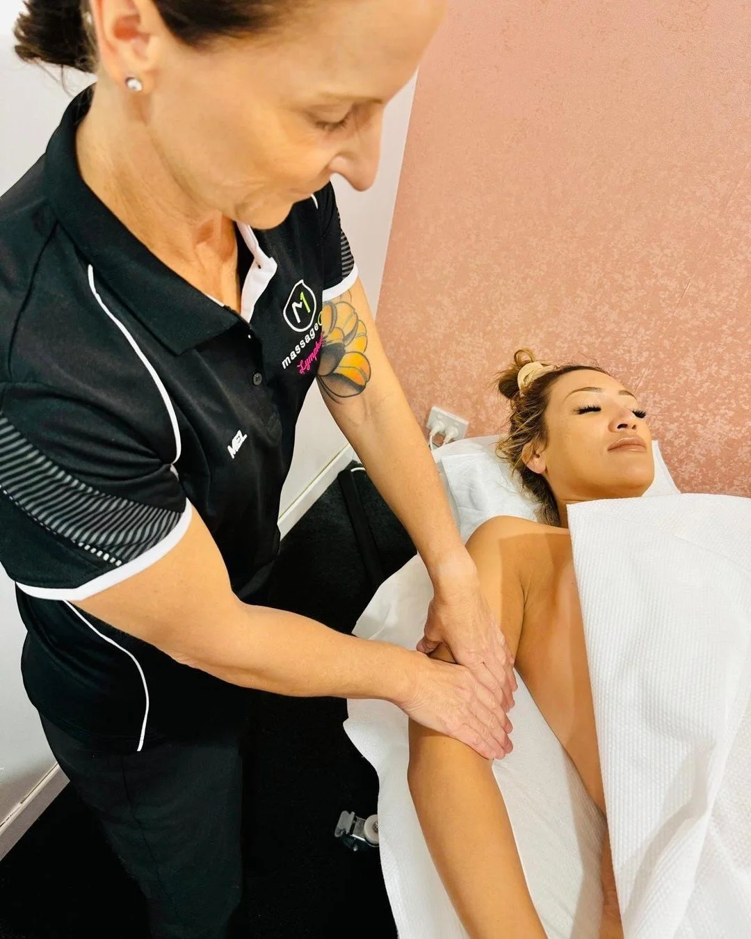 First time having lymphatic massage? Here's what to expect.

We start with a conversation about your health history and what you're hoping to address. The session itself is much lighter than most people expect - no deep pressure, no discomfort.

Afte