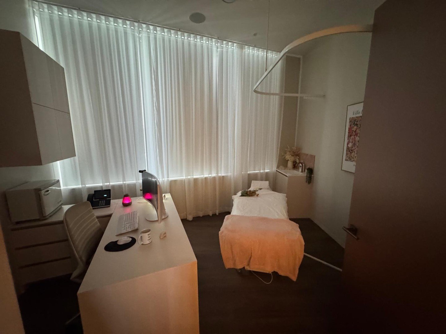 A few things we do to make sure your session feels as good as it works.

1️⃣ Comfortable, quality bedding so you can fully relax from the moment you lie down
2️⃣ An oil diffuser running throughout your session to support nervous system calm
3️⃣ Dim l