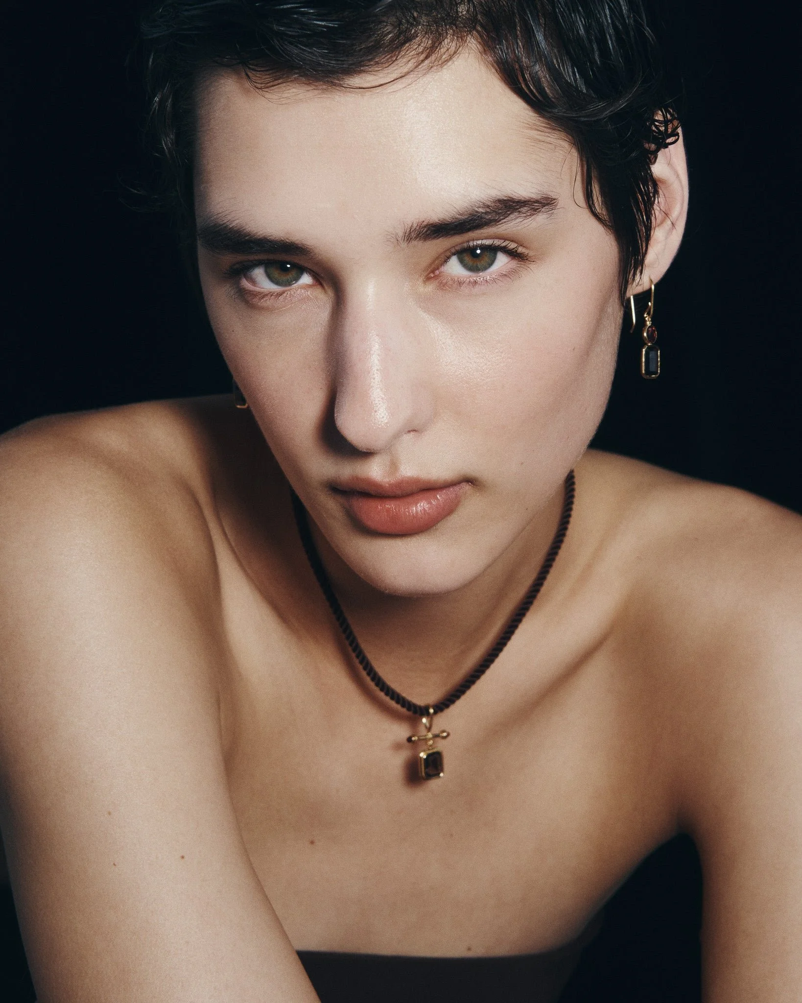 05_Umber_Earrings_Umber_Necklace_Gold_Vermeil_Arche_Earth_3.jpg