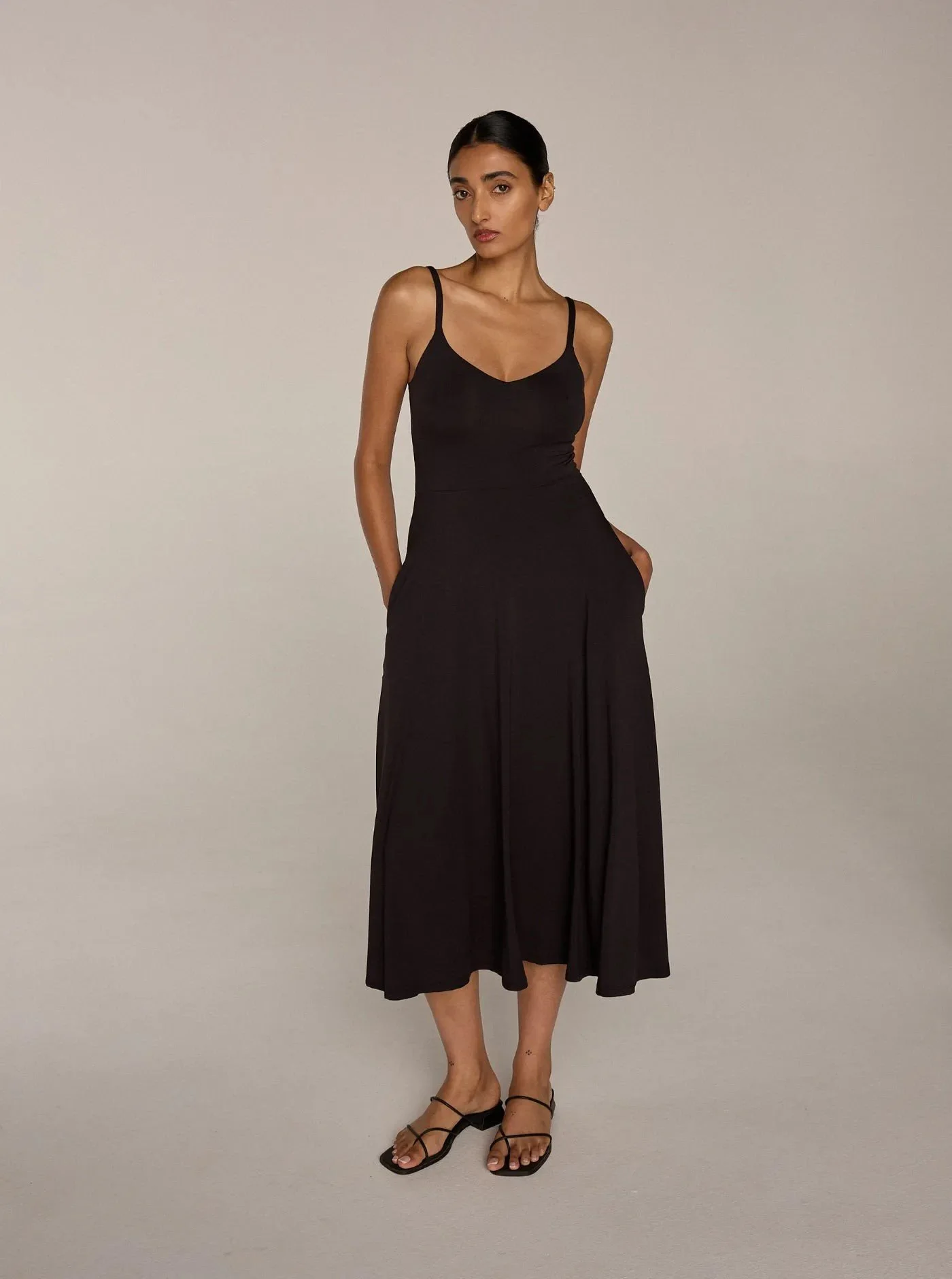 pia-dress_charcoal_04_pia_dress_charcoal_studio2.jpg