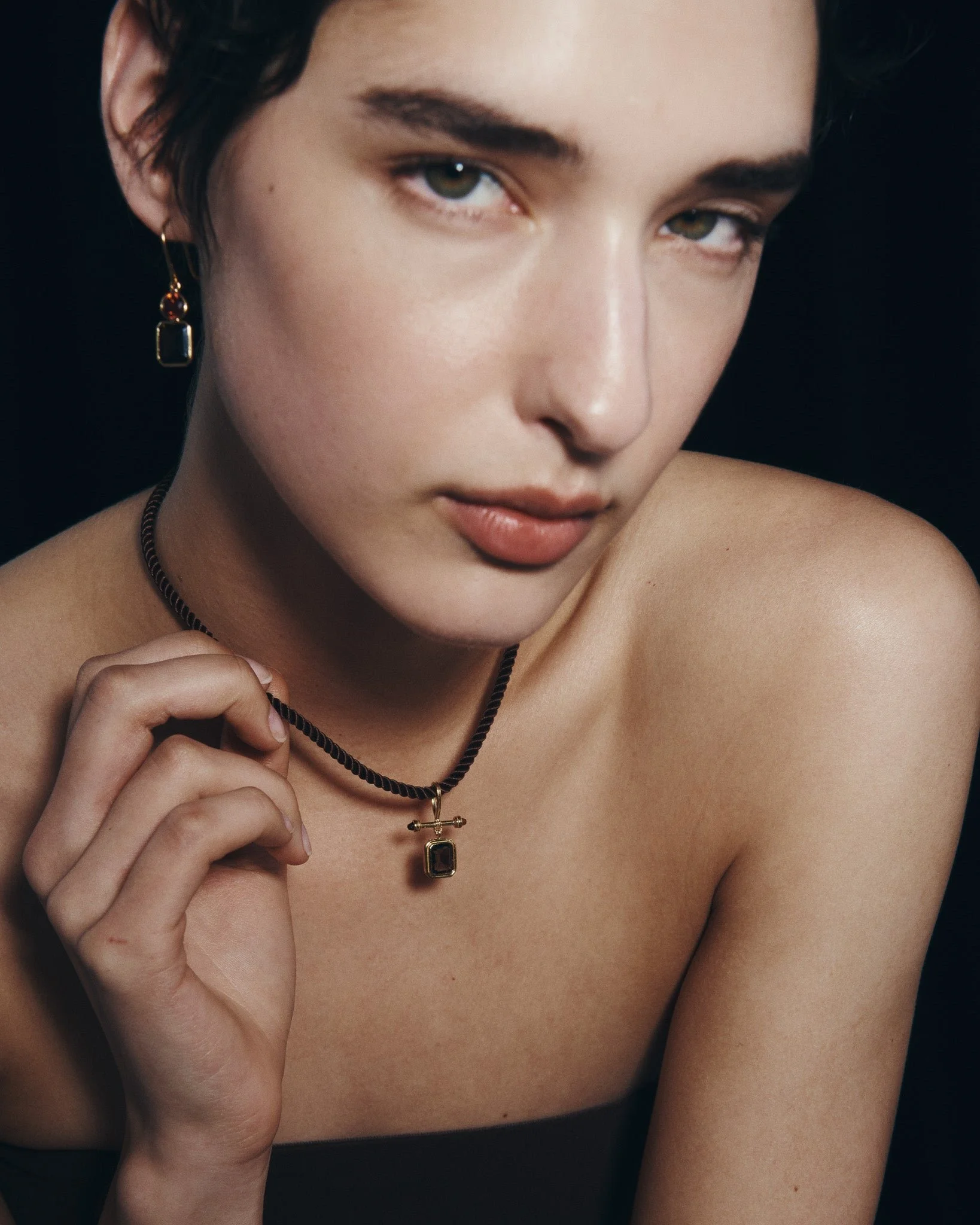 04_Umber_Earrings_Umber_Necklace_Gold_Vermeil_Arche_Earth_1.jpg