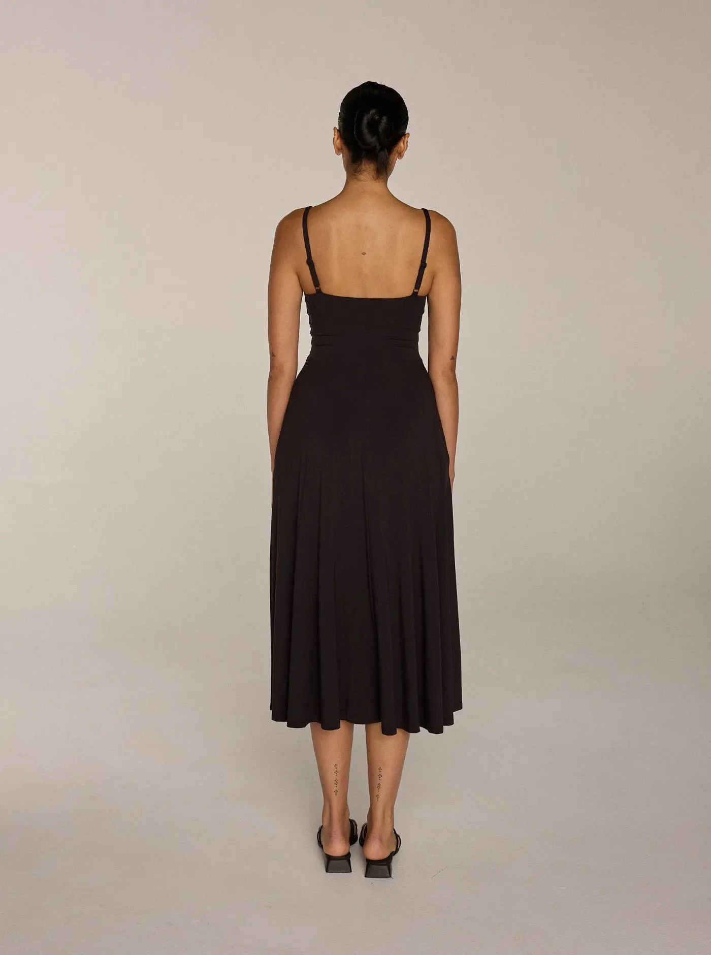 pia-dress_charcoal_06_pia_dress_charcoal_studio11.jpg