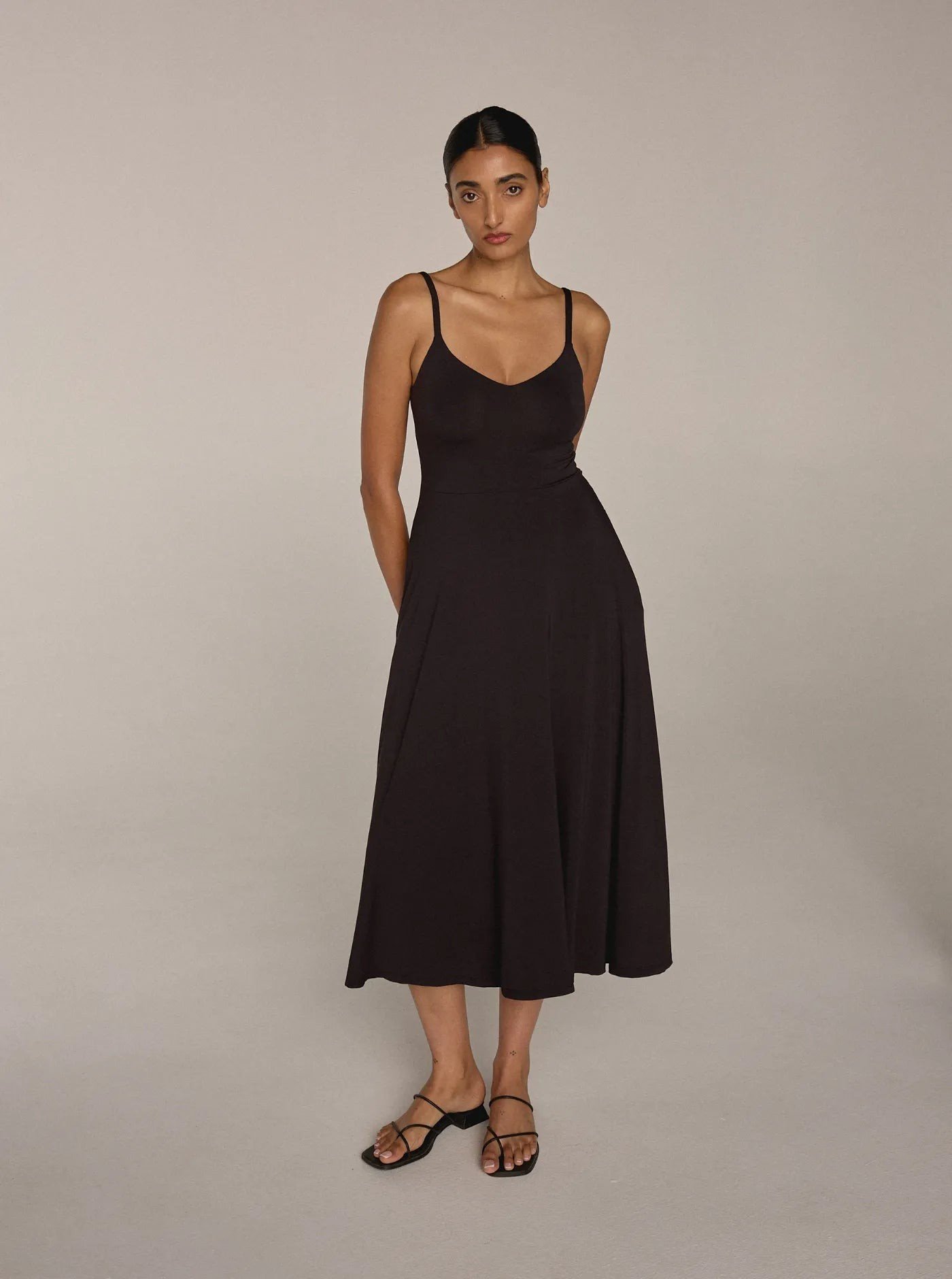 pia-dress_charcoal_02_pia_dress_charcoal_studio1.jpg