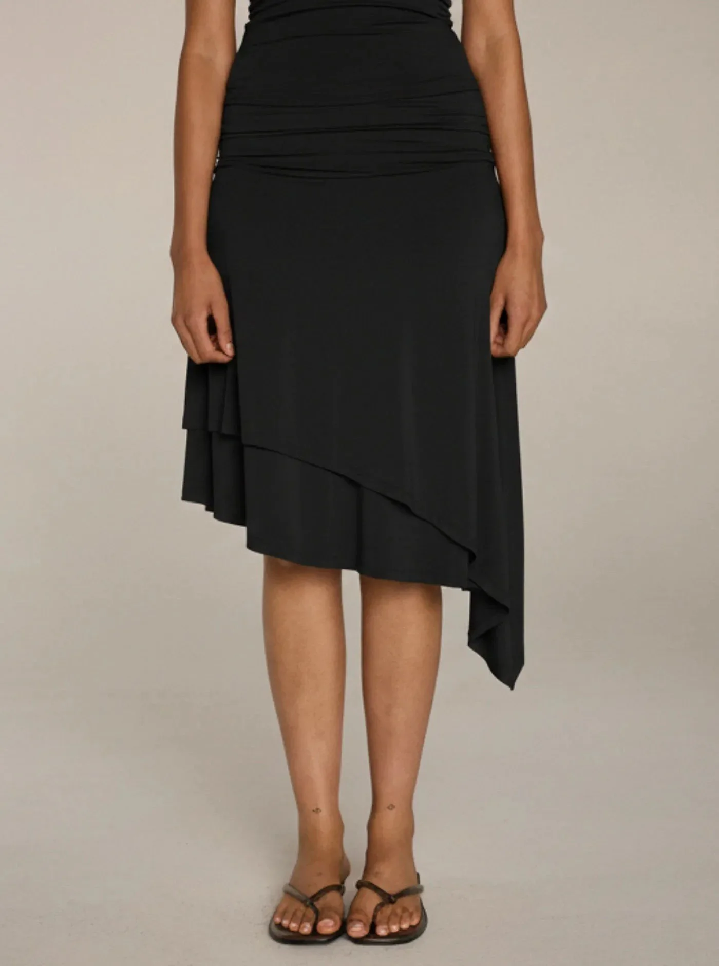 serena-skirt_charcoal_07_moonoil_lifestyle1_3__result_11.jpg
