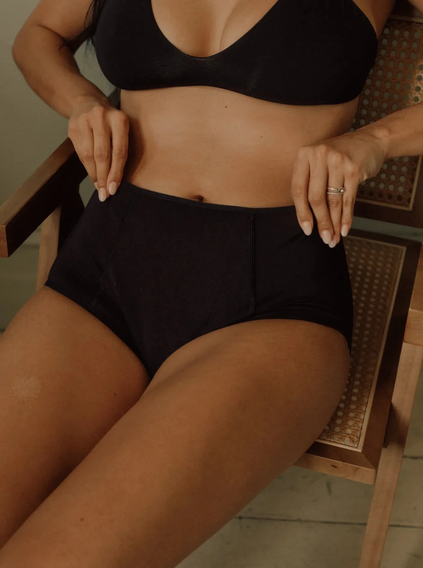 period-leakproof-full-brief_charcoal_07_period_fullbrief_charcoal_lifestyle1.jpg