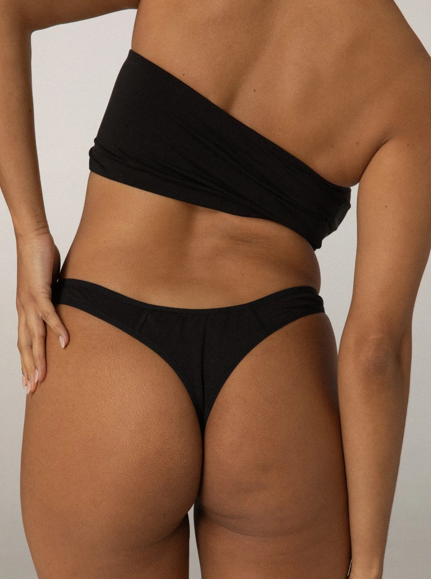 period-leakproof-g-string_charcoal_05_period_gstring_charcoal_studio_back2.jpg