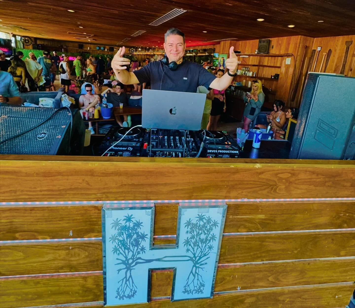 I love me a good pool party 🌊 ! #SwimClub was on one this past Saturday!  @hydebeachmiami let&rsquo;s go! Enjoy the video dumps! 🎉🎉

#miami #sobe #poolparty #djlife #goodtimes #hydebeach 

📸: @djlivitup &amp; @djdavidcali