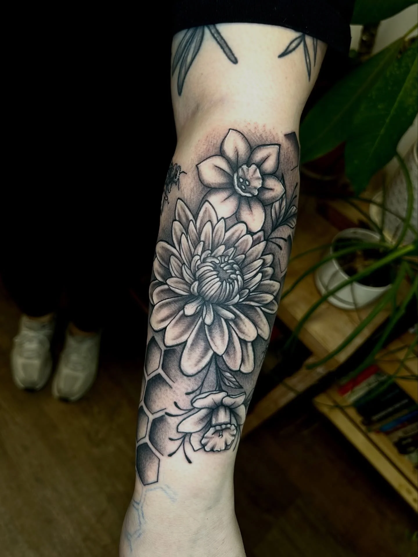 The start to a BEAUTIFUL black and grey sleeve! 

Center flower is my clients mother&rsquo;s birth flower with sisters birth flowers surrounding 🔥 pieces like these are always so special to me and right up my alley with bold clean line And gradient 