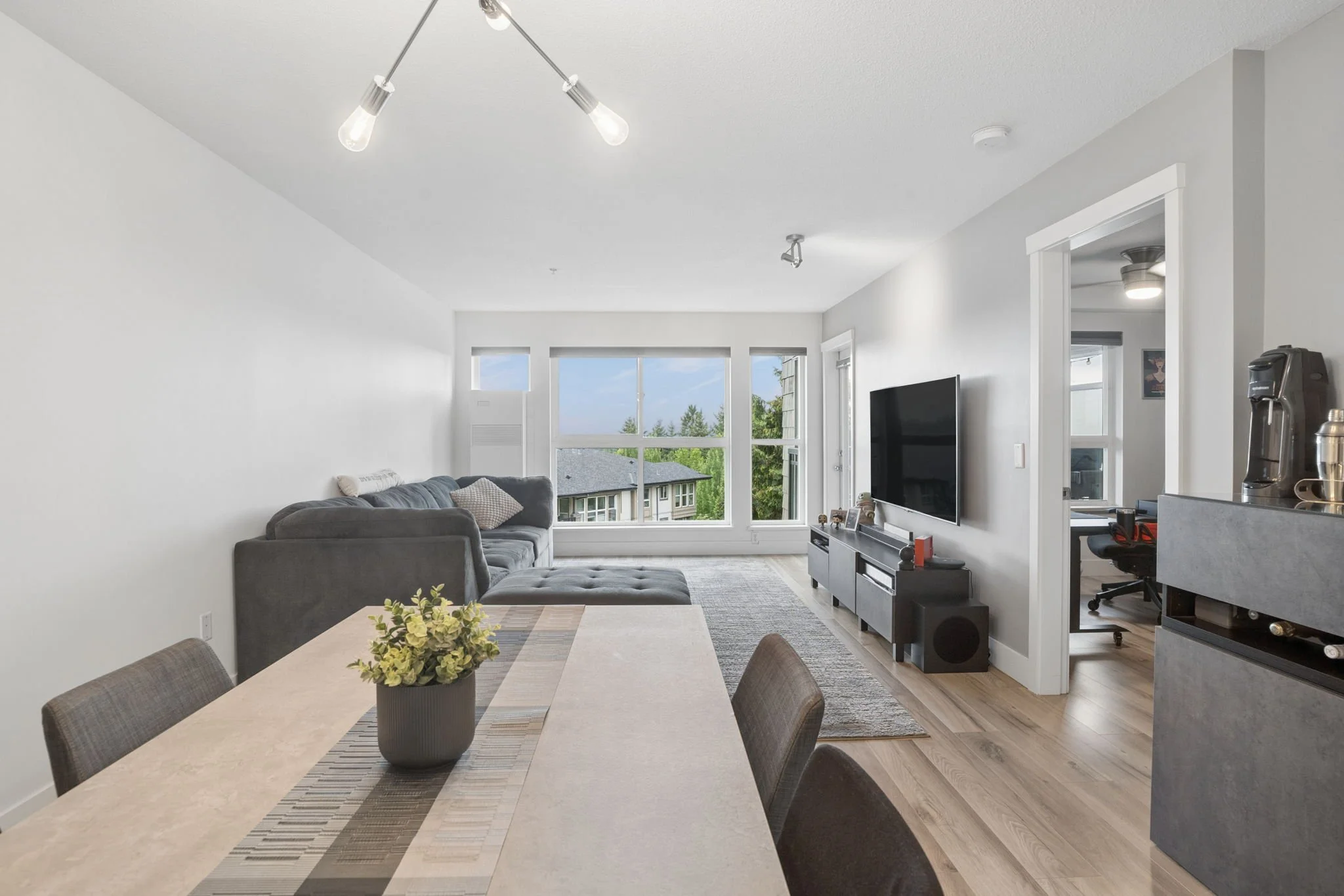 9-web-or-mls-202-3082 Dayanee Springs Blvd_009.jpg