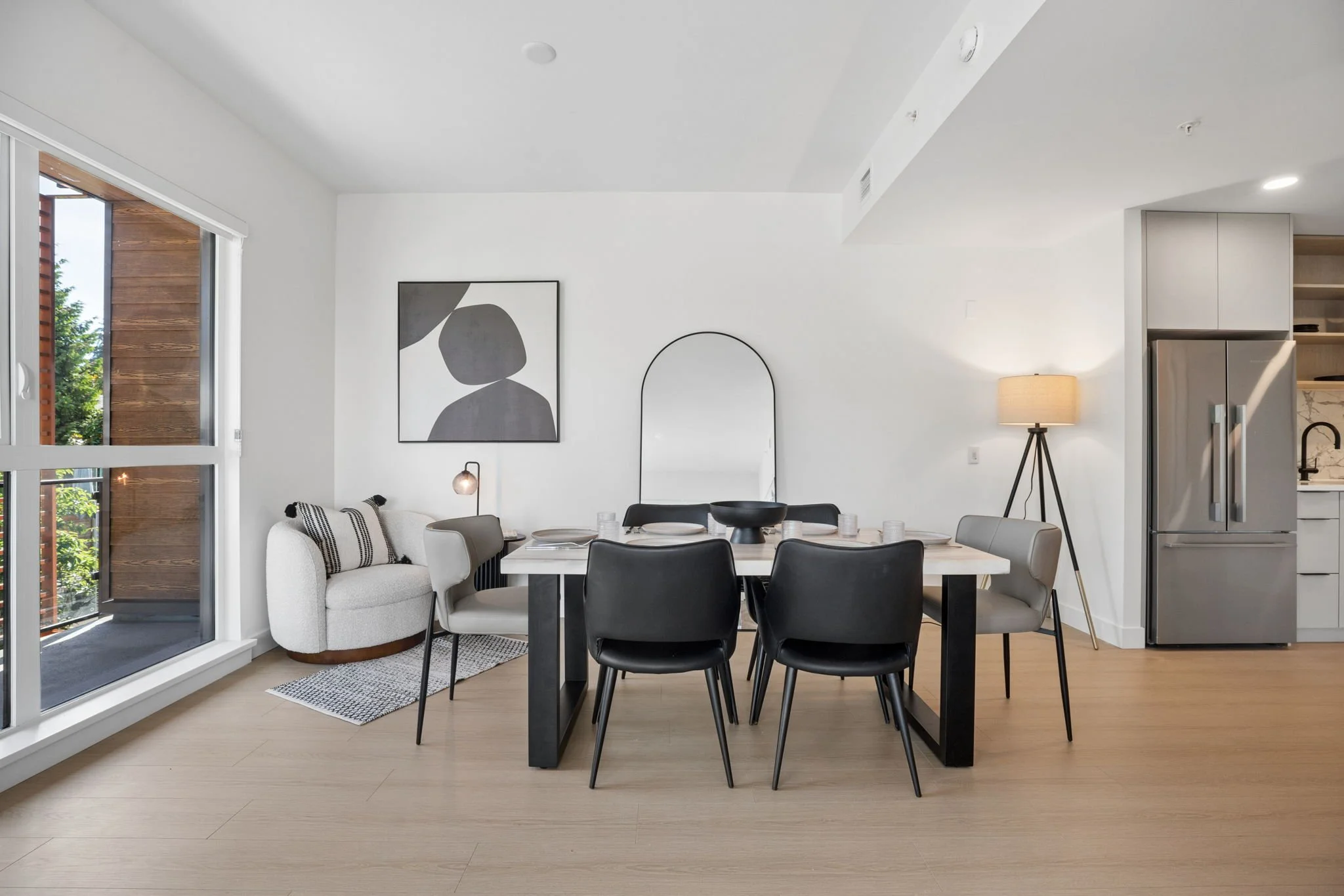 11-web-or-mls-563-422 E 3rd St_011.jpg