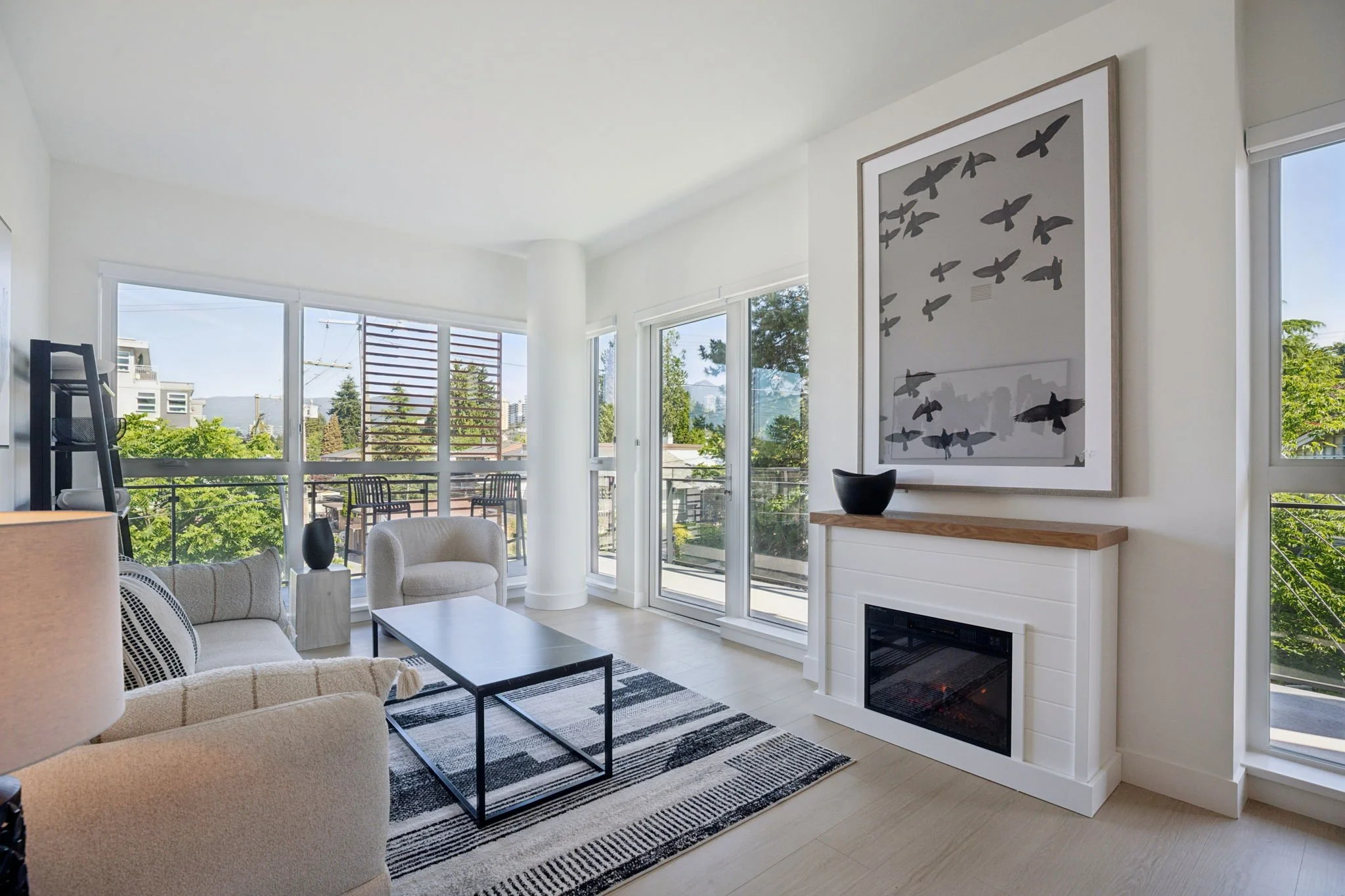 4-web-or-mls-563-422 E 3rd St_004.jpg