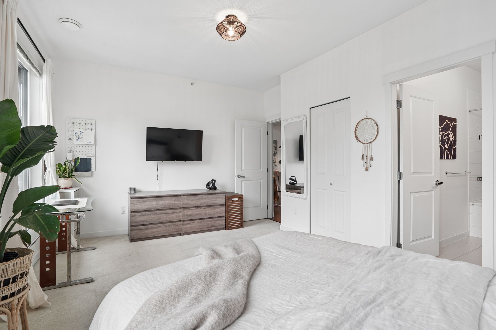 18-web-or-mls-412-3163 Riverwalk Ave_018.jpg