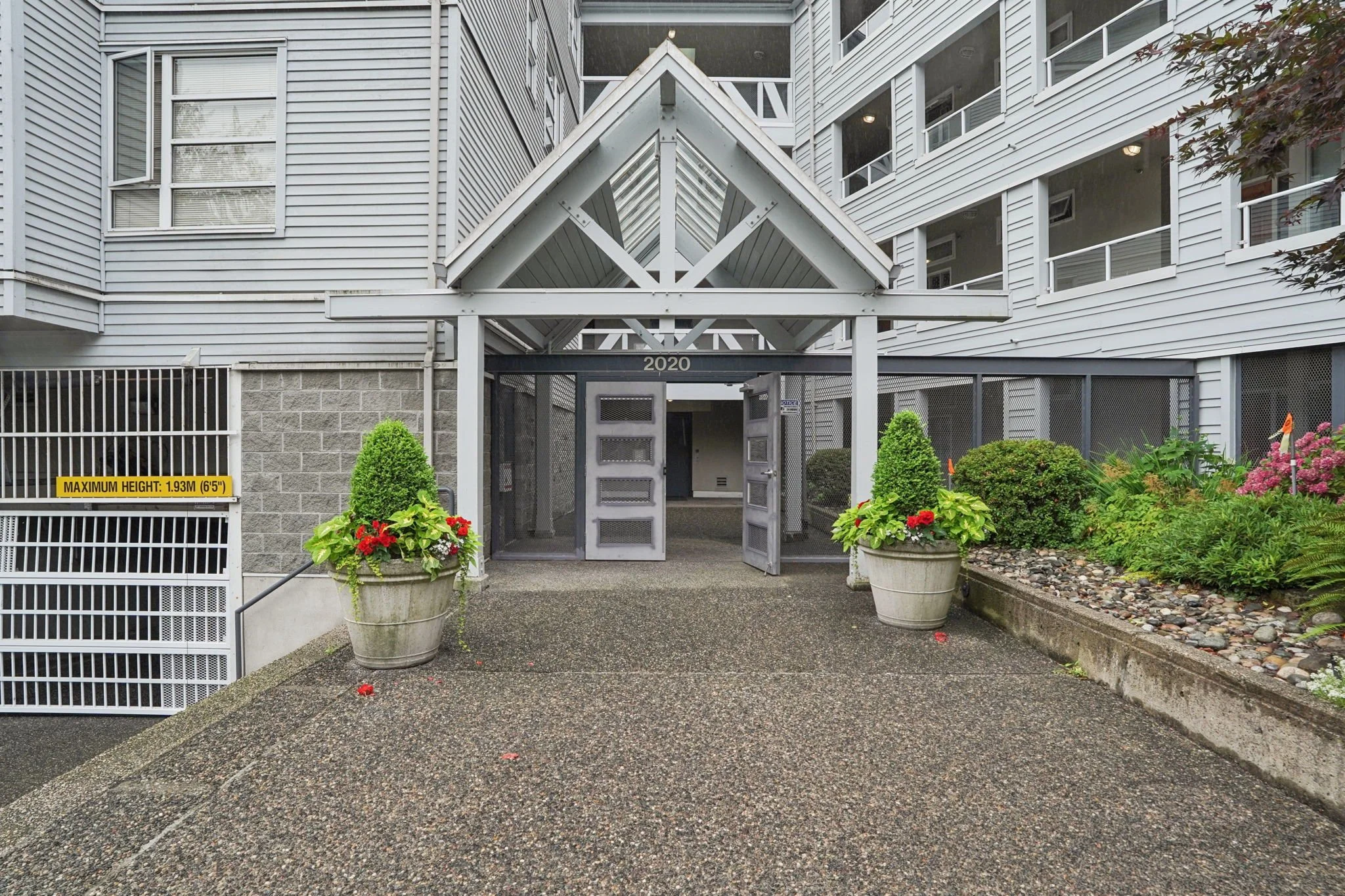 4-web-or-mls-311-2020 E Kent Ave_004.jpg